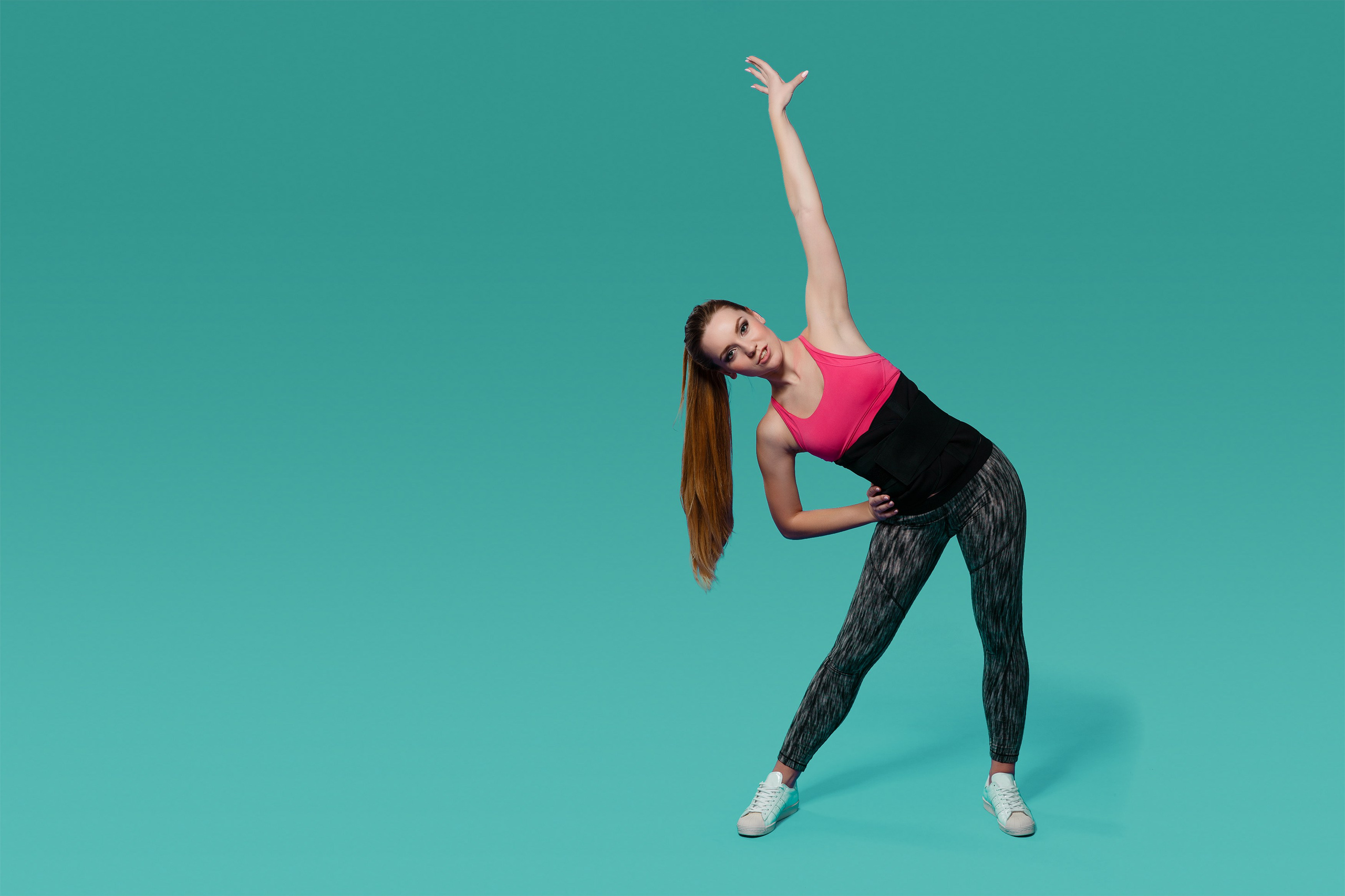 Рекламная фотосъёмка спортивных товаров в Санкт-Петербурге. Ортопедия. Фитнесс. Спортивная фотосессия с девушкой для рекламы. Фотограф для маркетплейсов. Фотосъёмка одежды и аксессуаров.