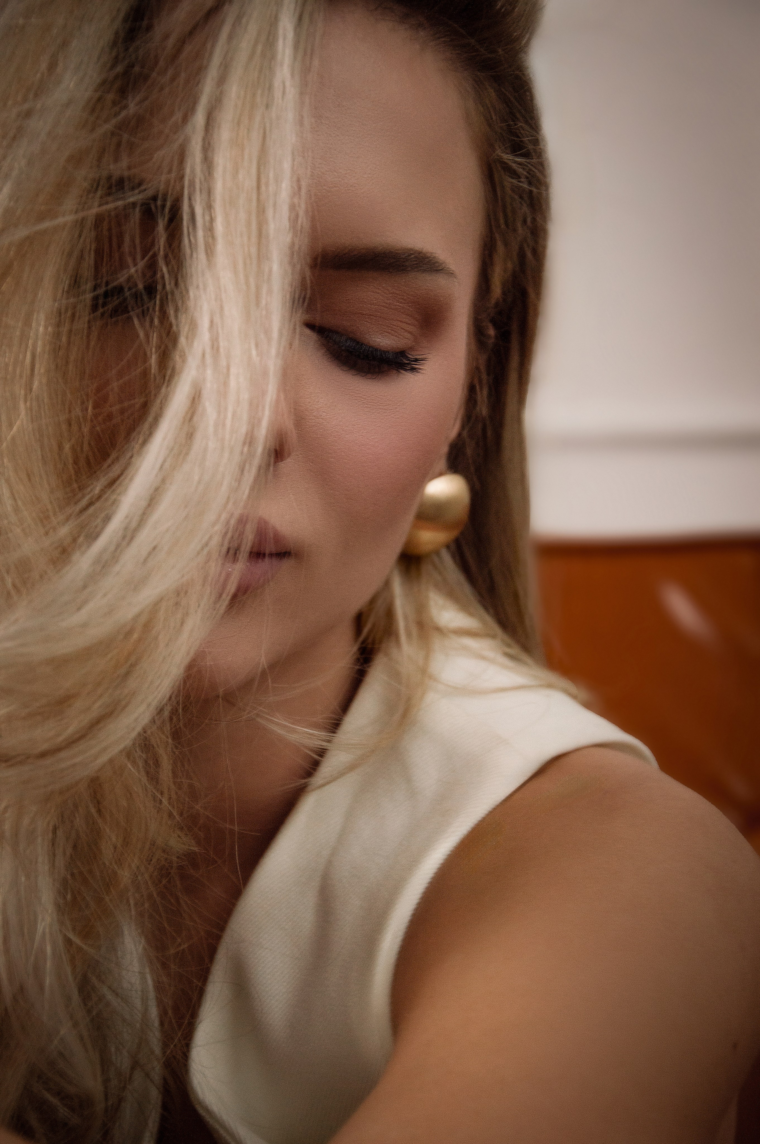 Студийная фотосессия Алёны: естественный свет придаёт портрету теплоту и живость, акцентируя внимание на выражении лица.