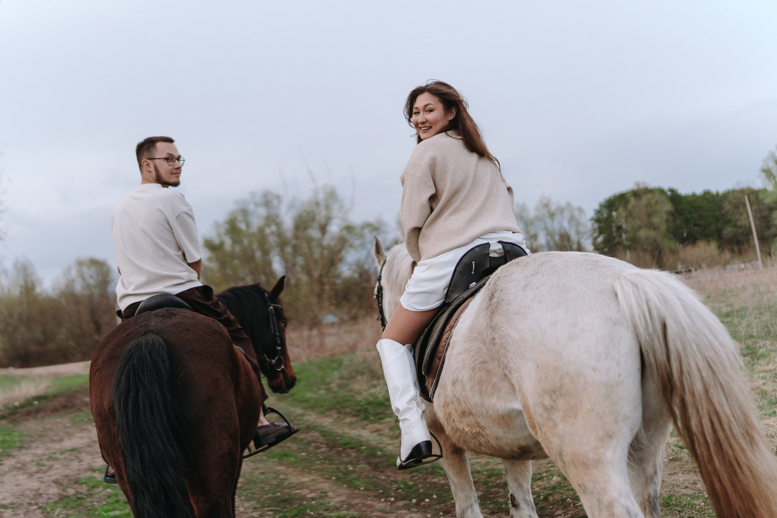Лавстори с лошадьми в Уфе — предсвадебная фотосессия в Миловском конном клубе