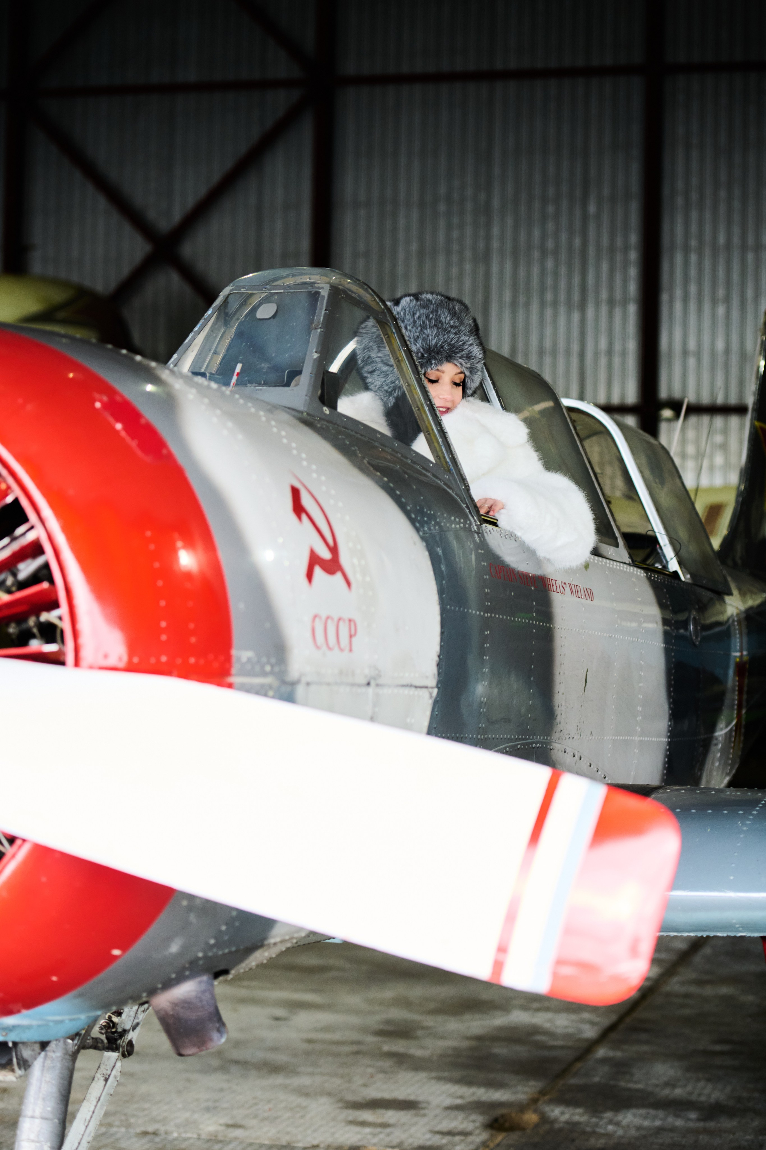 Фотосессия моделей в шубах на аэродроме. Репортажный и семейный фотограф — Шелихов Сергей