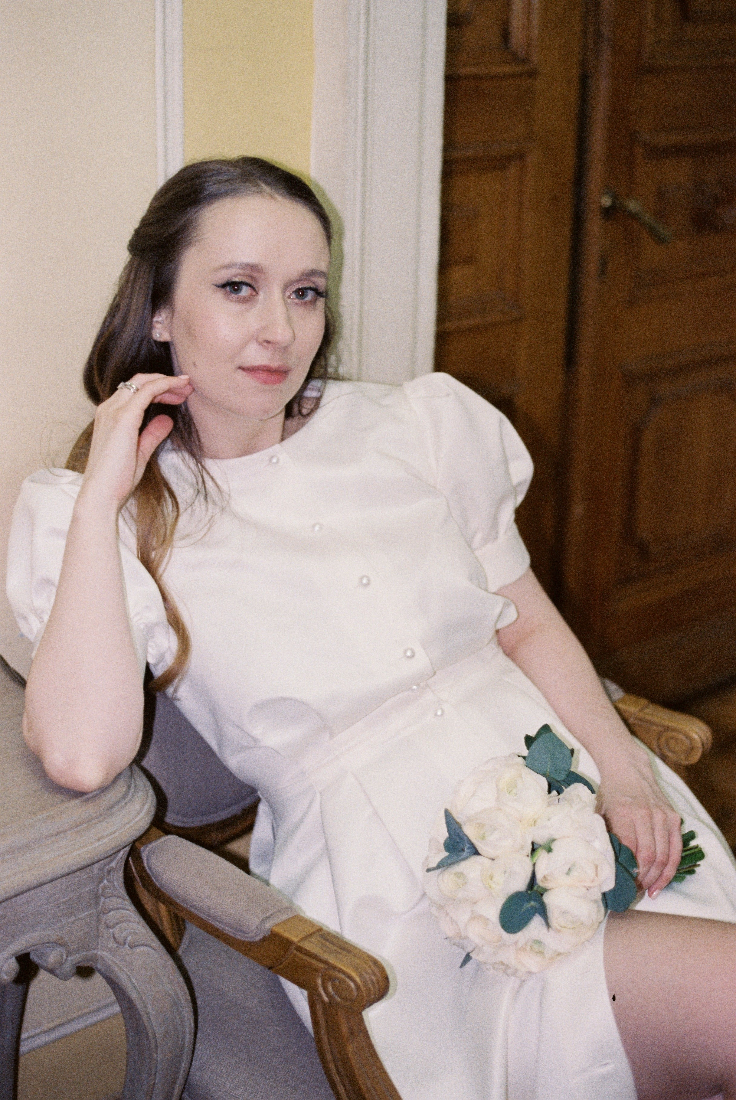 Искренние эмоции на свадьбе. Невеста смеется, держа букет цветов. Репортажная съемка на пленку. фотограф Москва. свадебный фотограф. пленка Fuji Pro 400H.