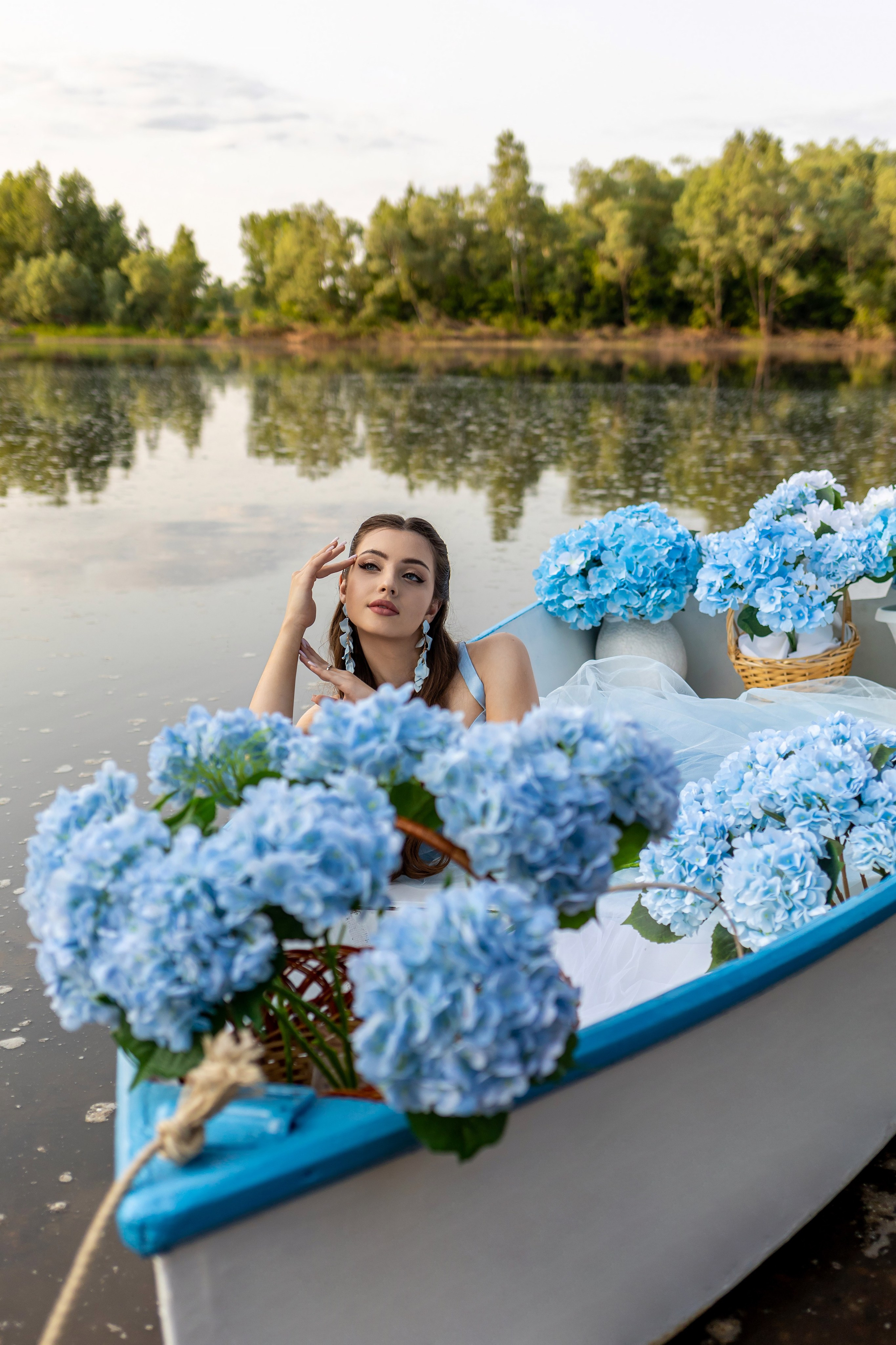 Фотопроект на лодке с голубыми гортензиями. Фотограф в городе Салават