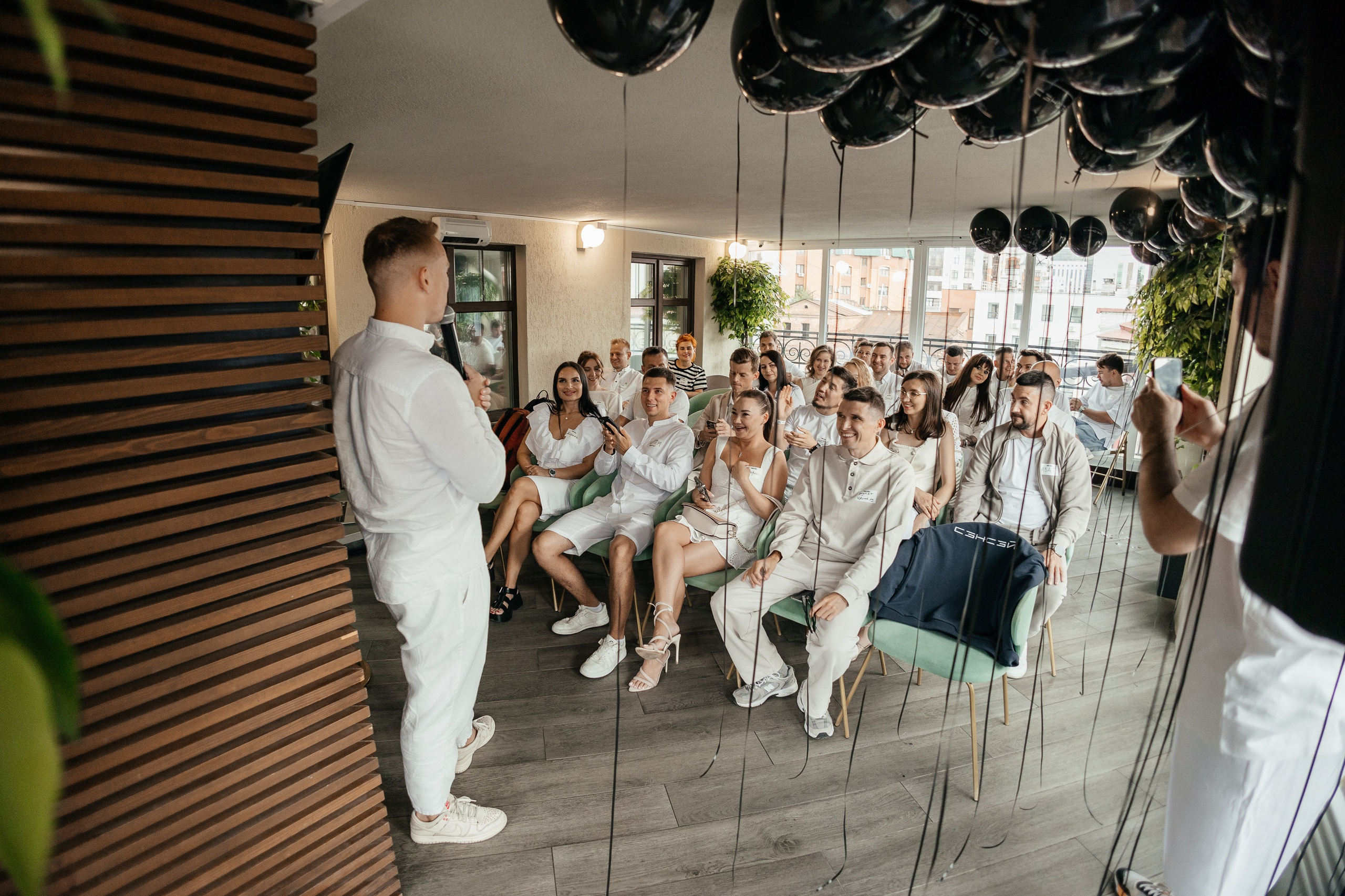 СЭНСЭЙ — бизнес клуб. Портретный и репортажный фотограф в Казани Максим Сипачев