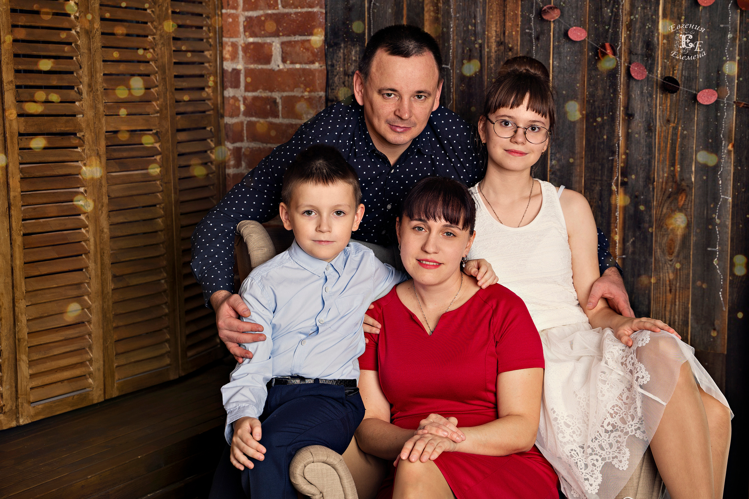 В студийном интерьере. Семейный и портретный фотограф в Санкт-Петербурге Евгения Елемена