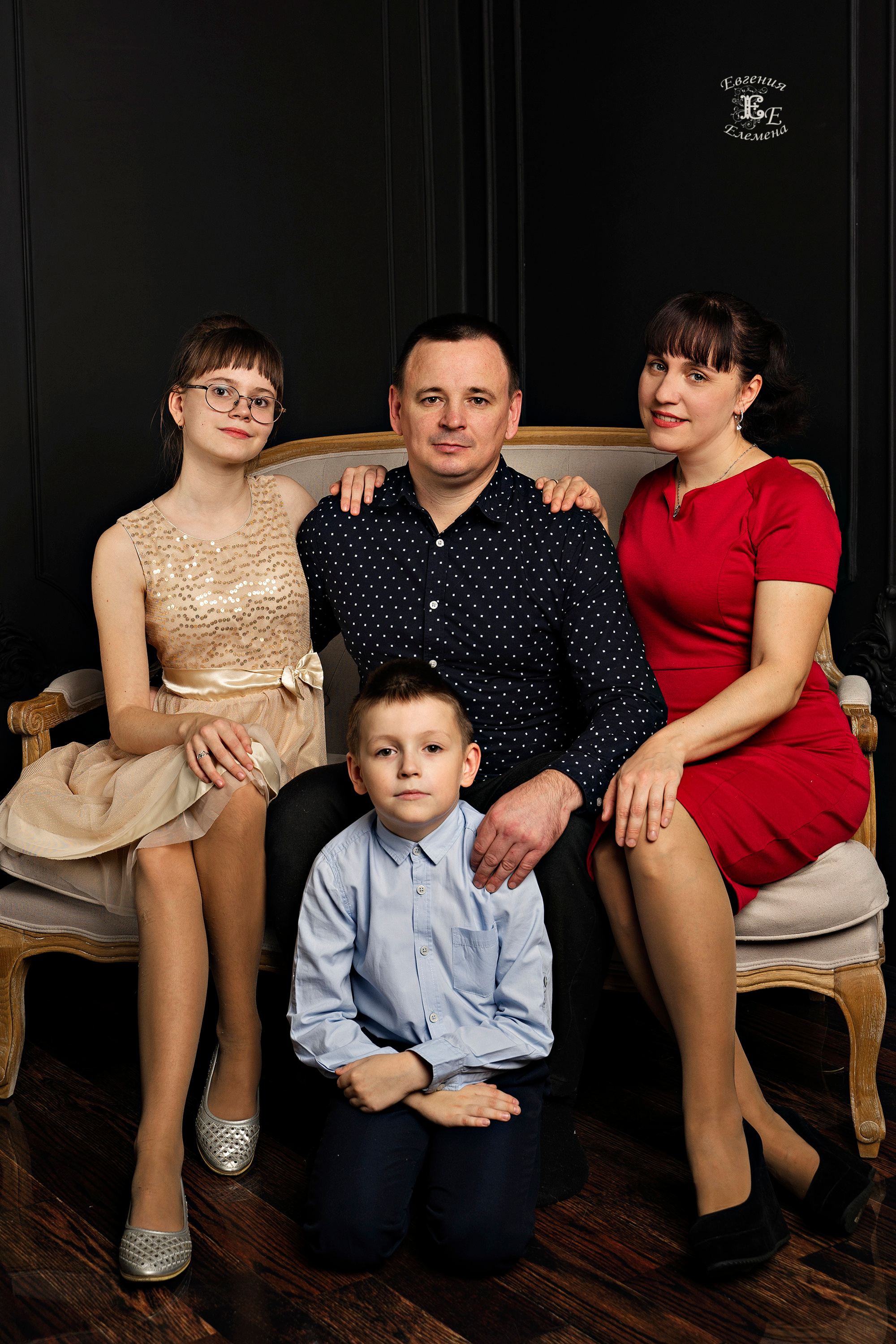 В студийном интерьере. Семейный и портретный фотограф в Санкт-Петербурге Евгения Елемена