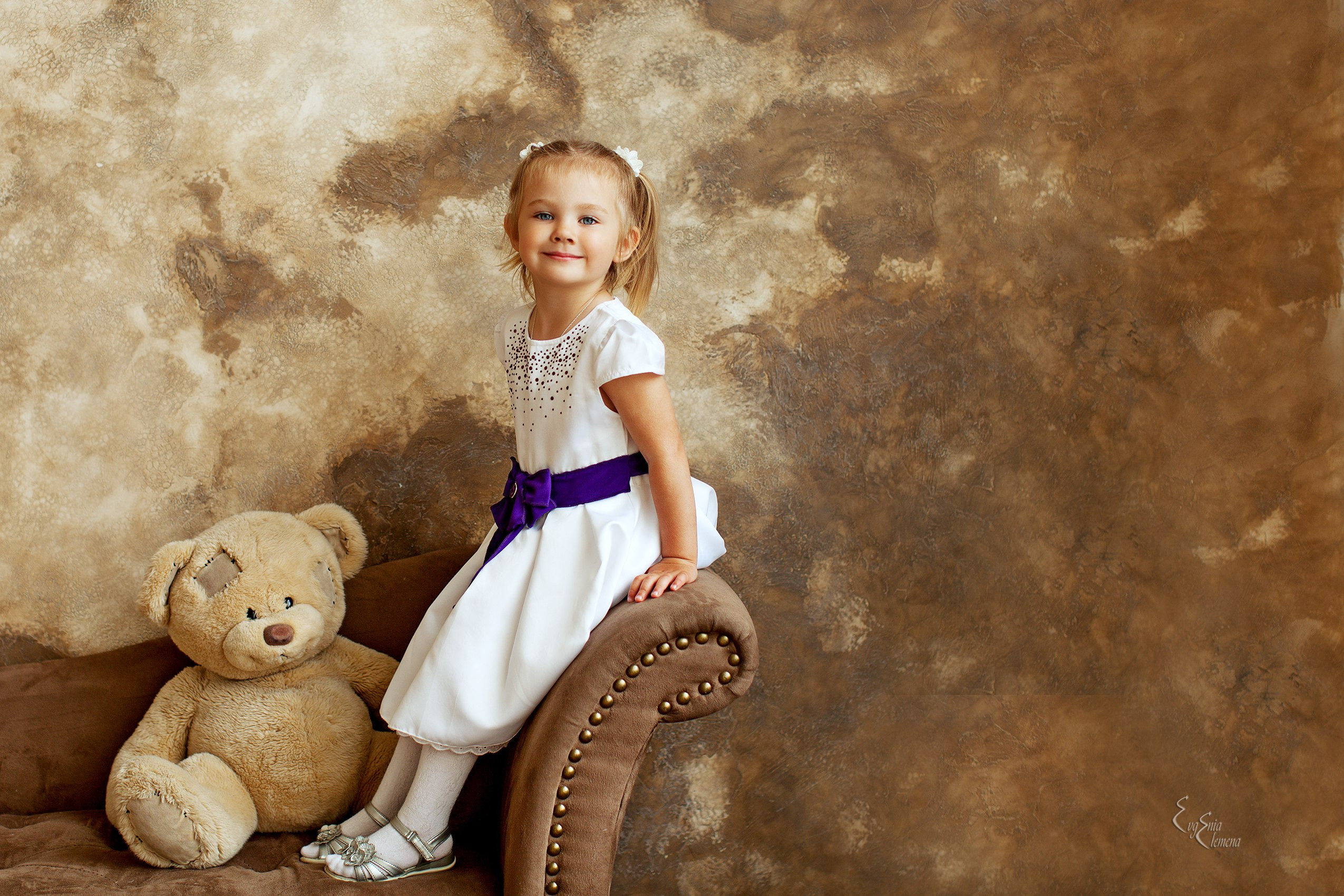 В студийном интерьере. Семейный и портретный фотограф в Санкт-Петербурге Евгения Елемена