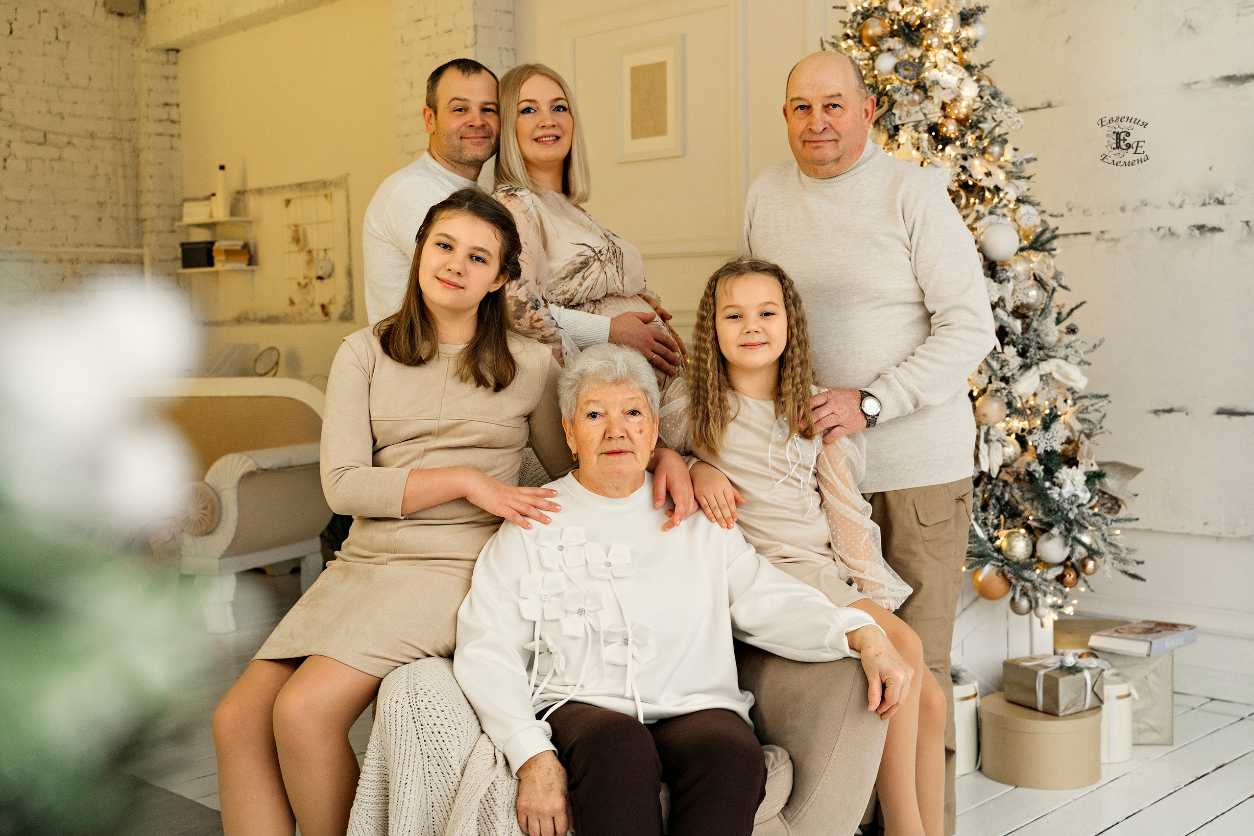 В студийном интерьере. Семейный и портретный фотограф в Санкт-Петербурге Евгения Елемена