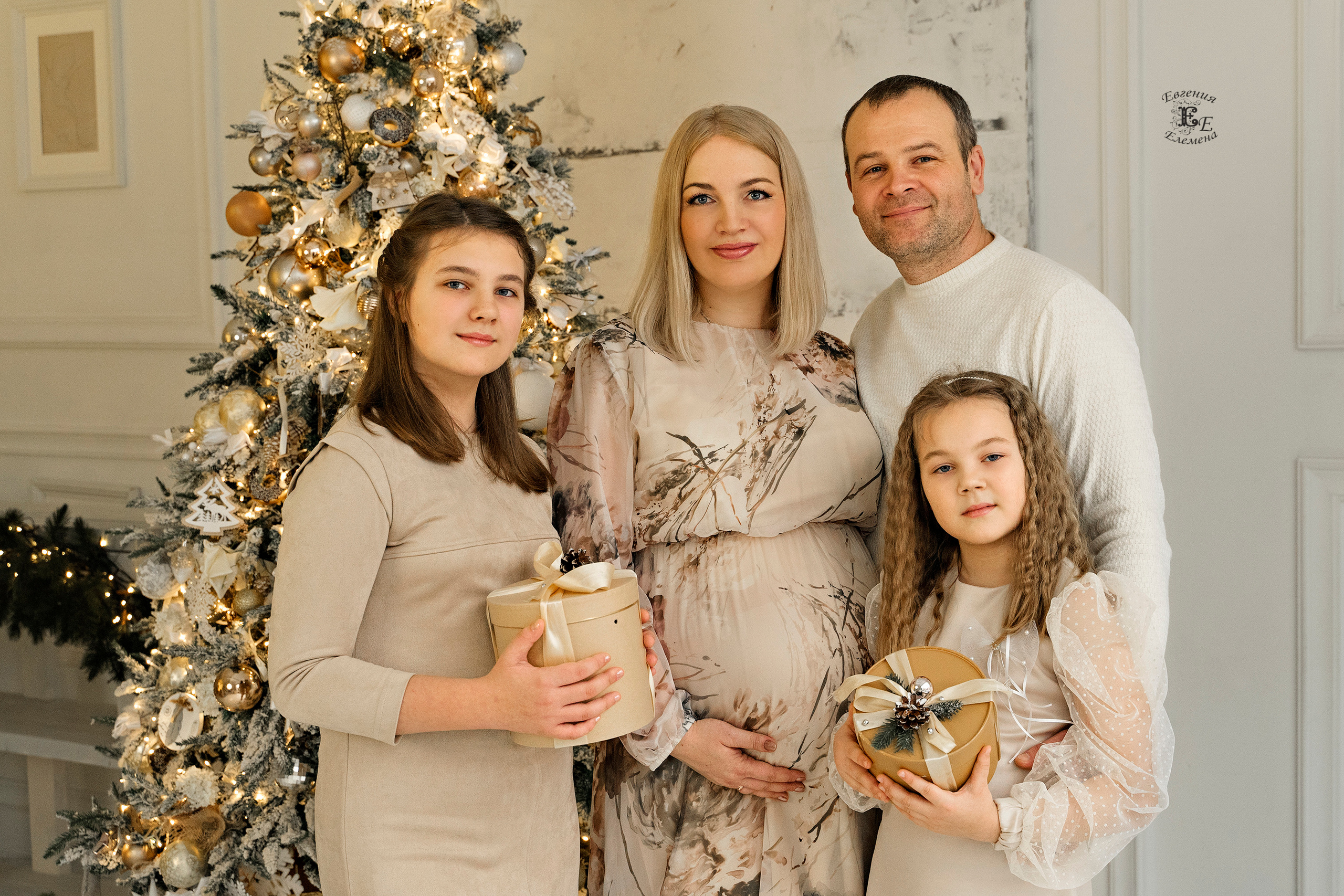 В студийном интерьере. Семейный и портретный фотограф в Санкт-Петербурге Евгения Елемена