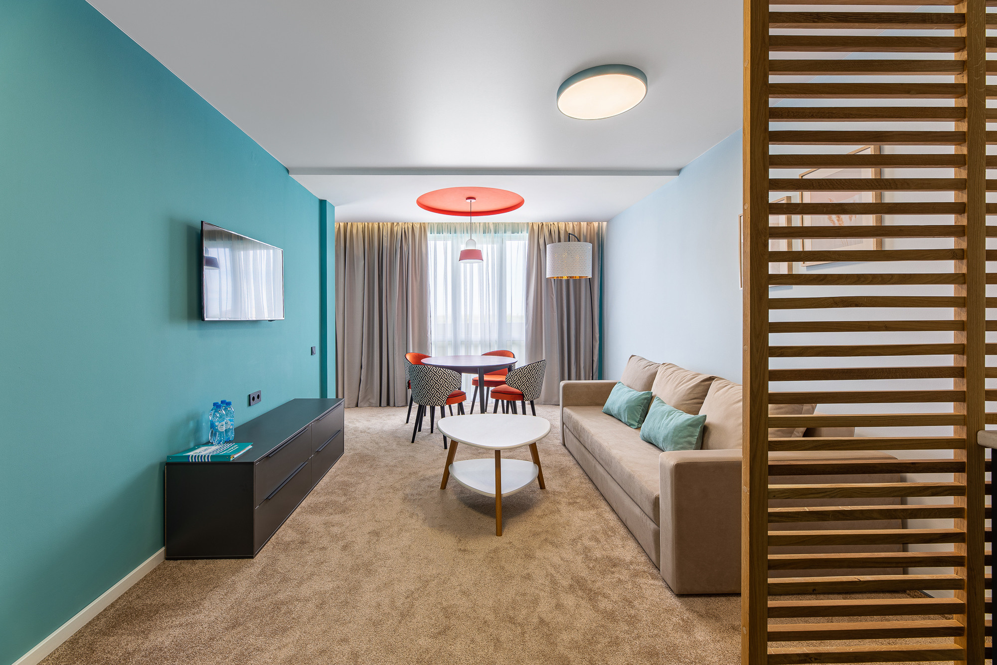 Профессиональная фотосъёмка номеров и территории с  качественной обработкой фотоматериала.