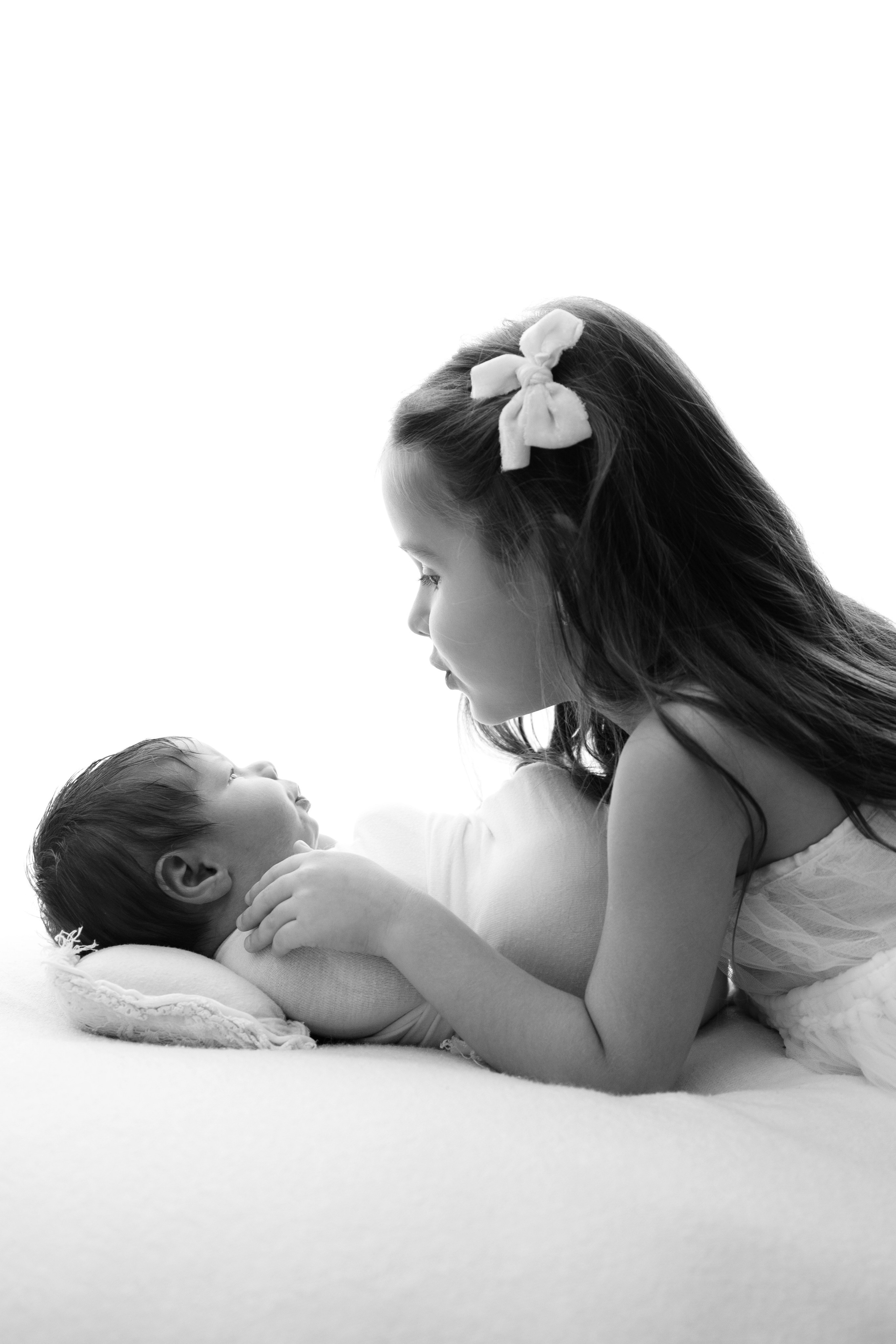 новорожденный и его сестра