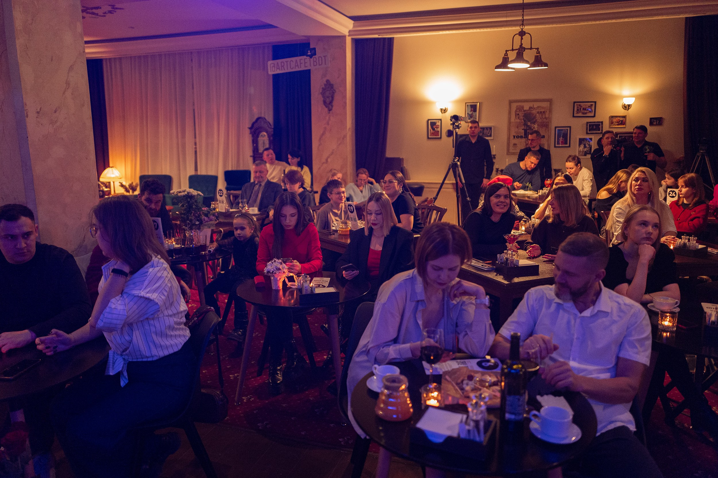 Выступление YOLO band в арт кафе. Фотограф Тюмень