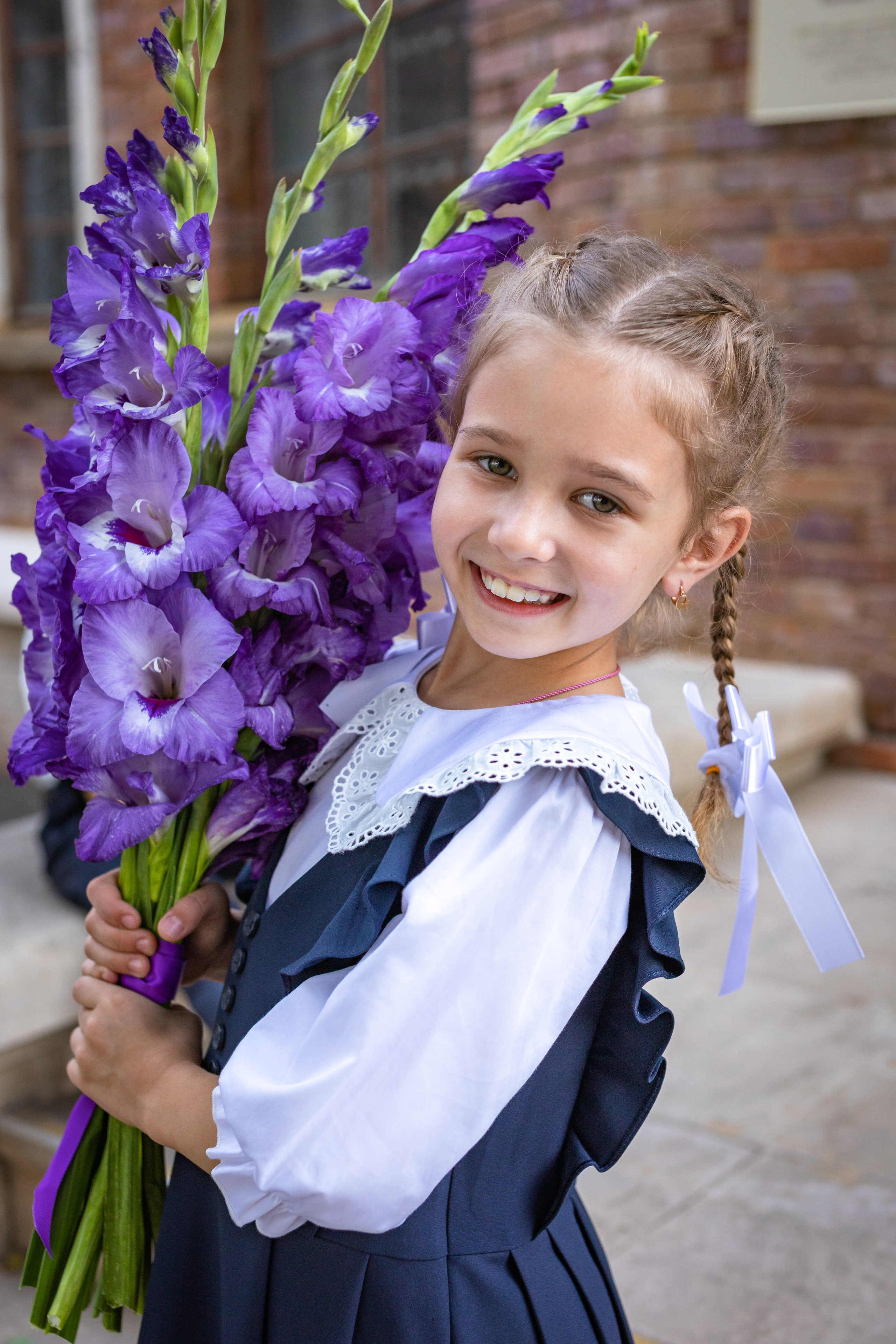 Рома и Белла идут в школу. Фотограф в Оренбурге. Профессиональный фотограф