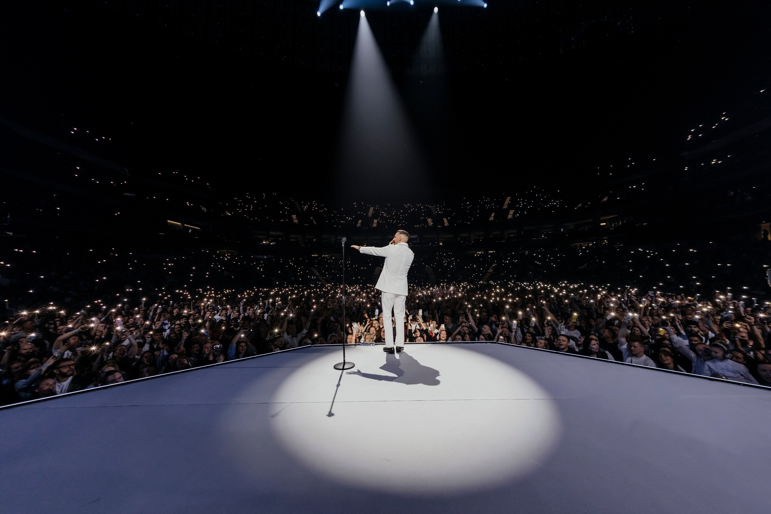 Концерт L’ONE с хором и симфоническим оркестром в Live Арене 19 октября 2025. Репортажный, event, концертный и backstage фотограф из Москвы Виталий Кривцов