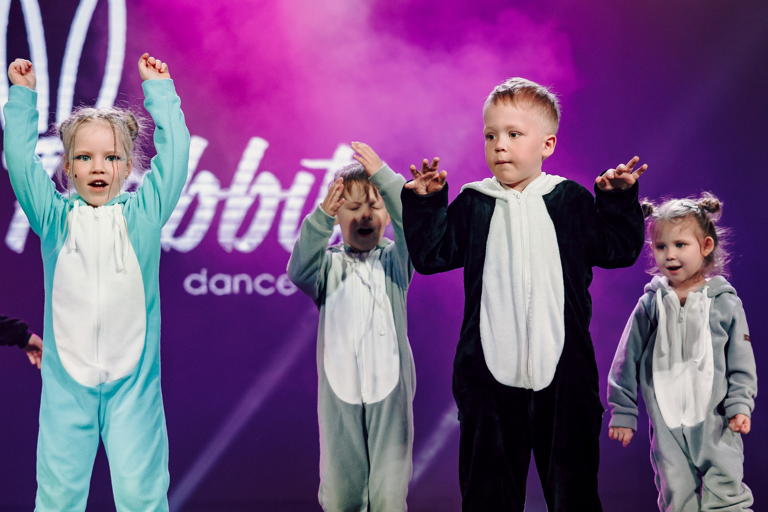 Отчётный концерт танцевальной школы «Red Rabbits» 2025. Лёшка Варзегов — фотограф