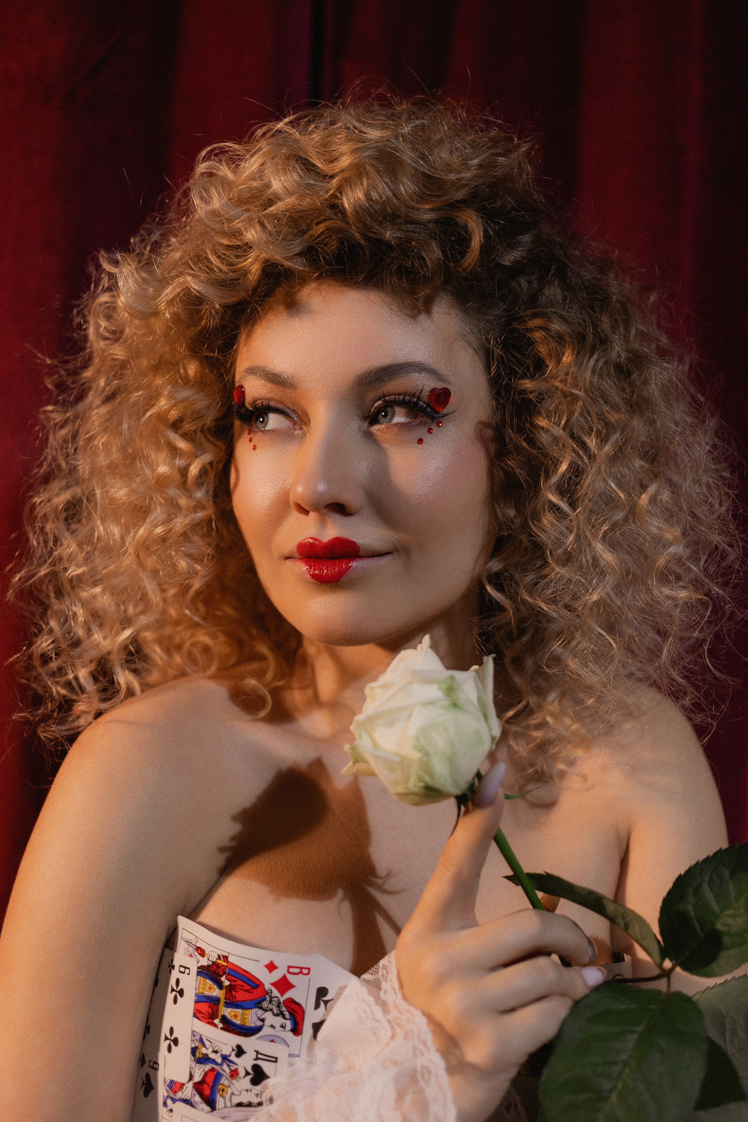 Красная королева из алисы в стране чудес карты красные розы. Фотограф Евпатория Крым