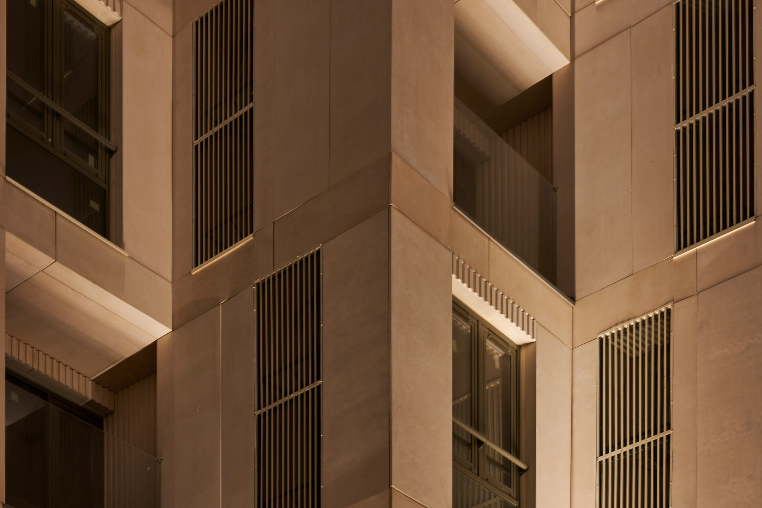 Фрагмент фасада в перспективе, свет и ритм окон