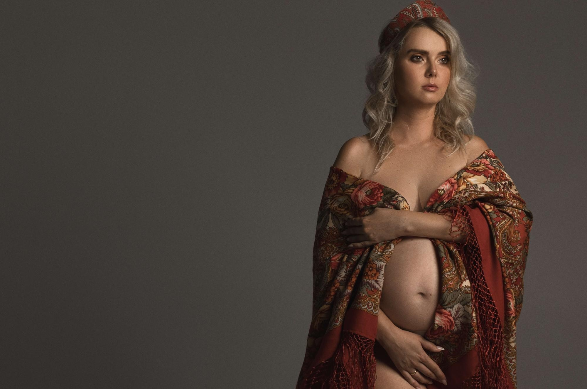 стильная фотосессия беременности в фотостудии, фотосъемка беременных в Тамбове, фотограф беременных, фотографии красивой беременности, фотосессия беременной в красивом платье, гардероб для фотосъемки беременности, фотосъемка беременности в кокошнике и в русско-народном стиле, фотограф беременности и материнства Марина Смаль, портрет беременной женщины