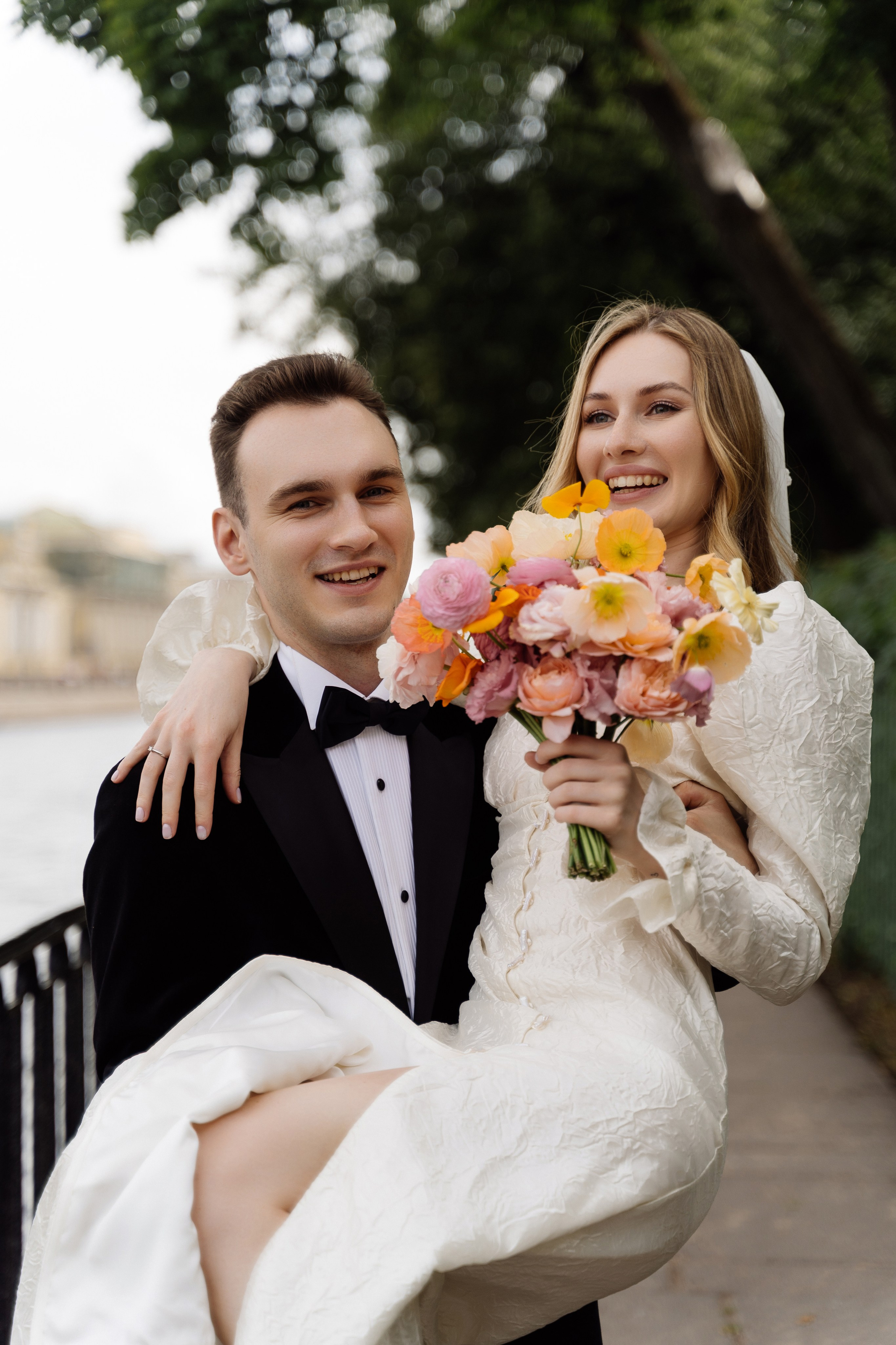 Камерная свадьба на фонтанке в сезонах. Свадебный фотограф организатор в Санкт-Петербурге Ассоль Опарина