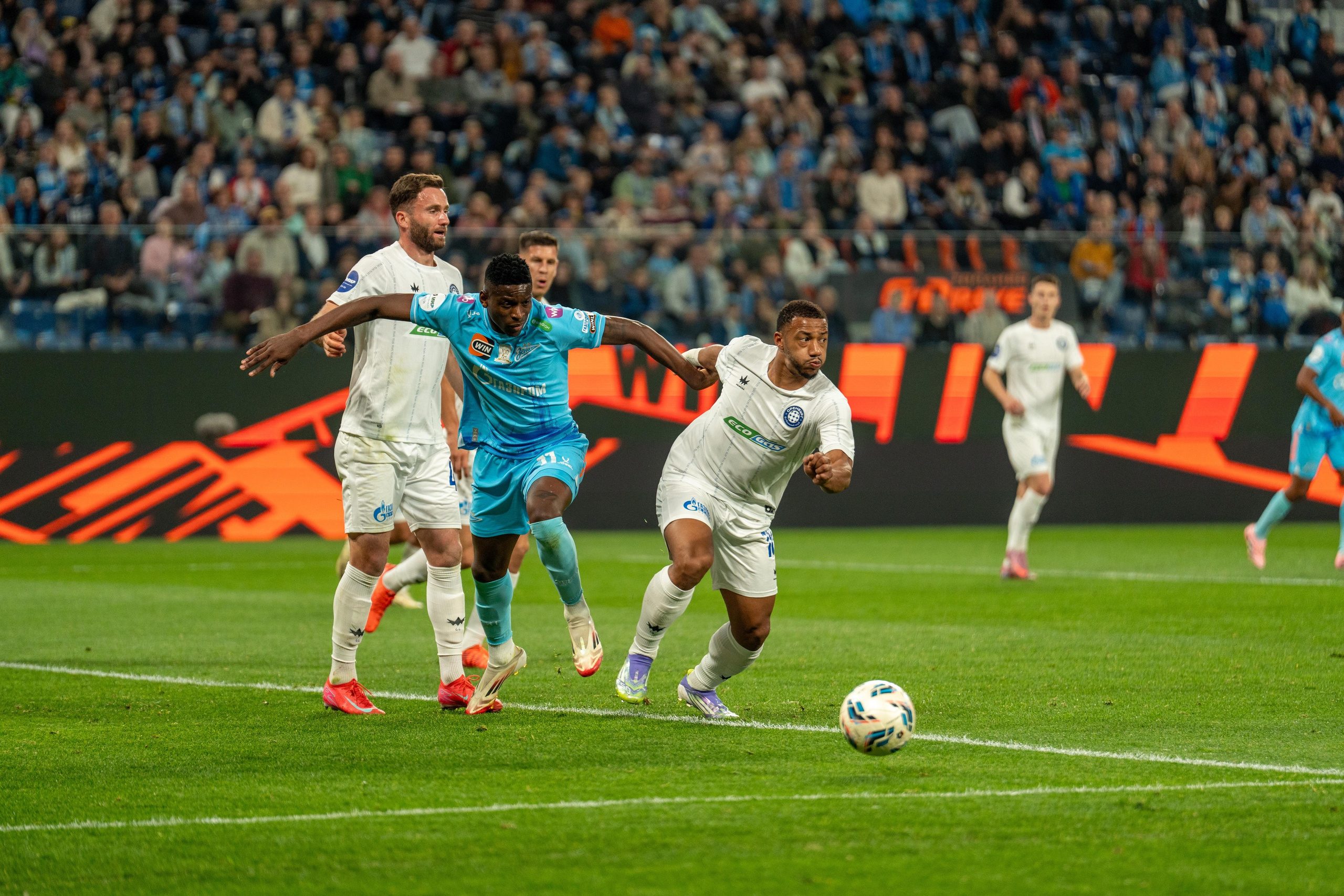 Игрок Зенита обводит защитника Оренбурга на Газпром Арене — репортаж спортивного фотографа Санкт-Петербург