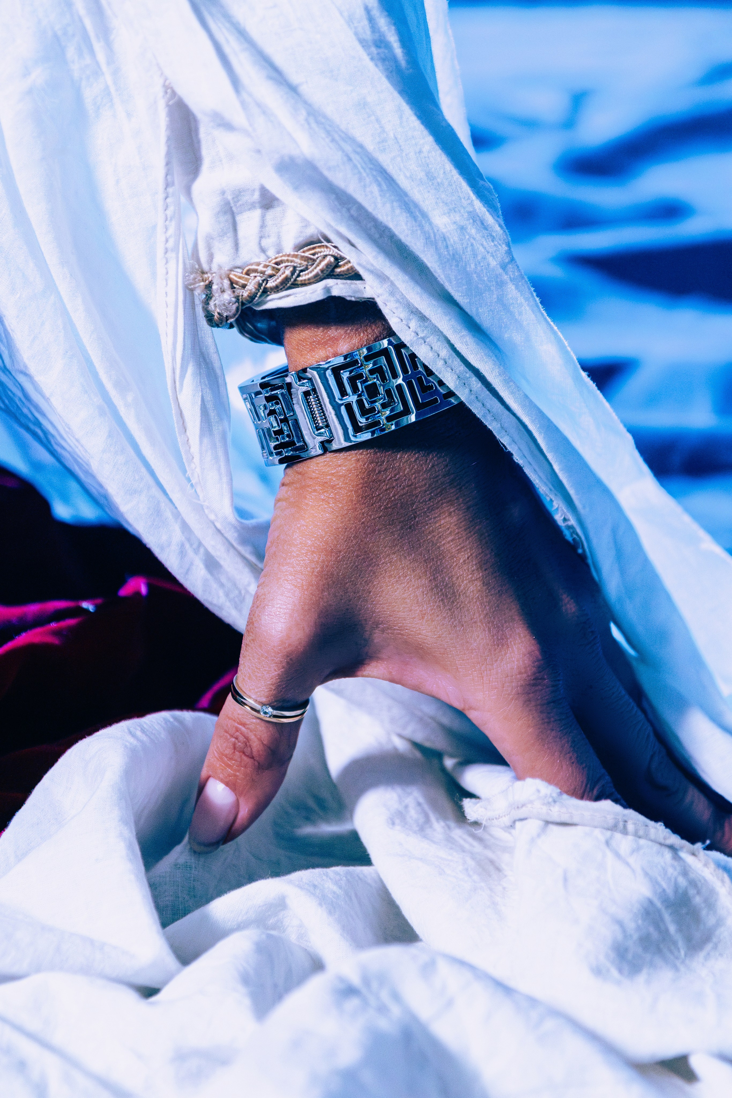 Женская фотосессия в Ростове-на-дону в образе воительницы с доспехами и мечом в поле.