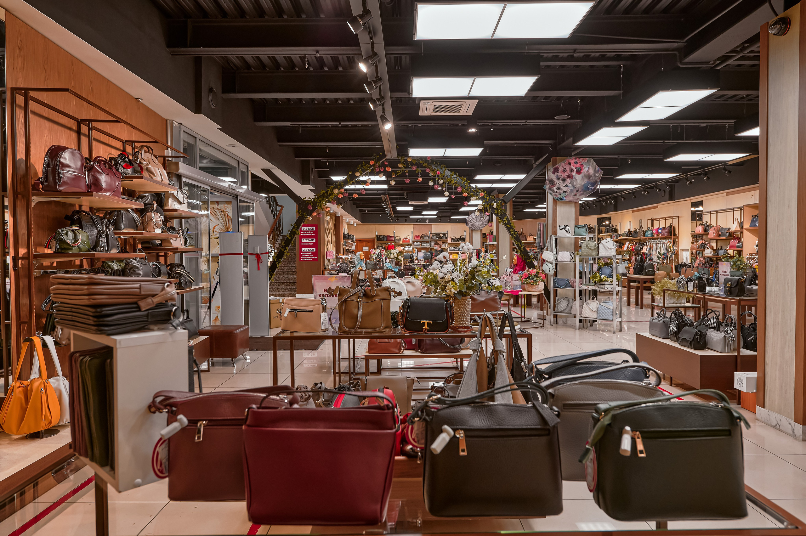 Портфолио по интерьерной и экстерьерной фотосъёмки: Мир сумок — Левый берег. Фотограф Яковлев Роман — Красноярск