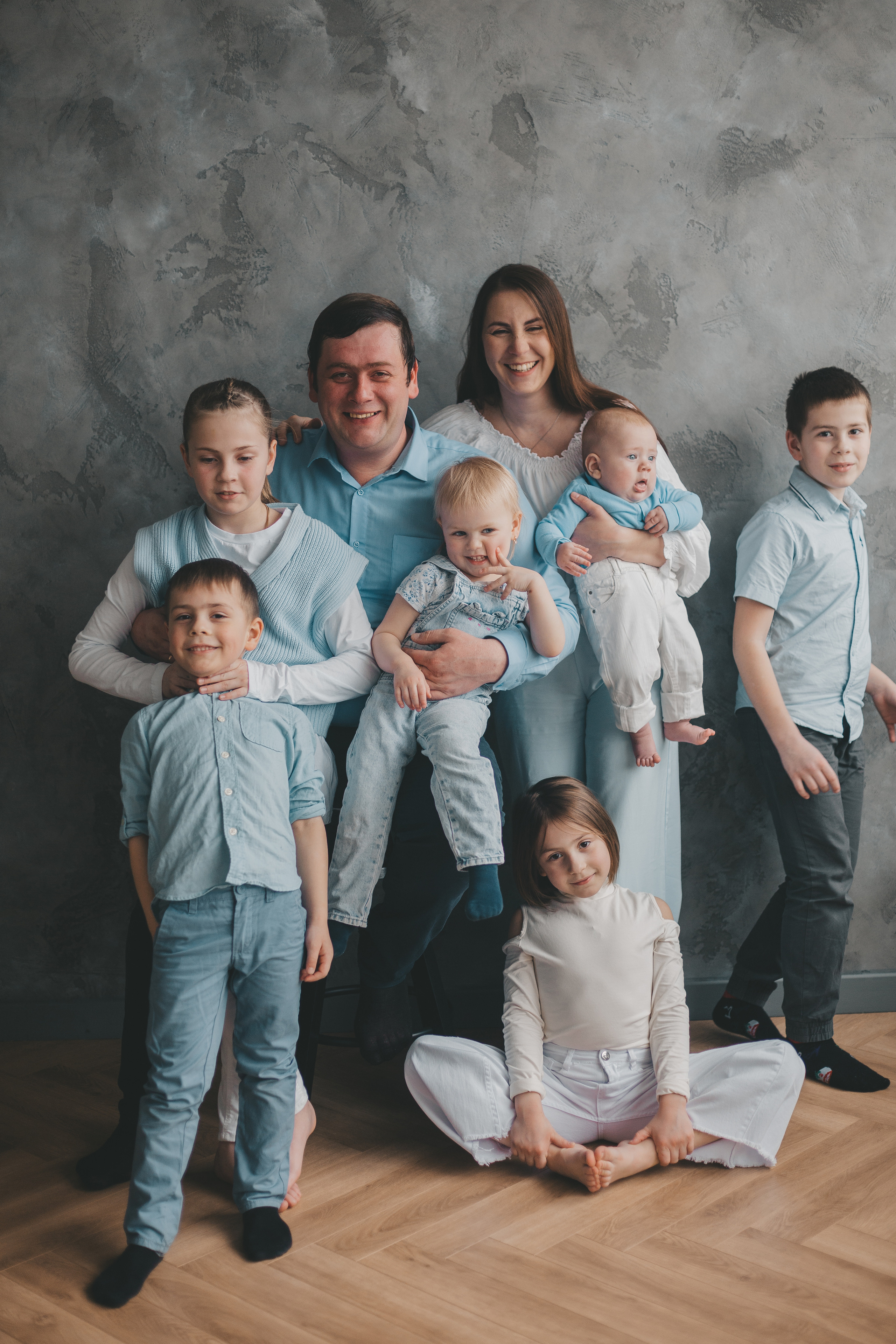 Большая семья в фотостудии. Фотограф Андреева Юлия. Москва