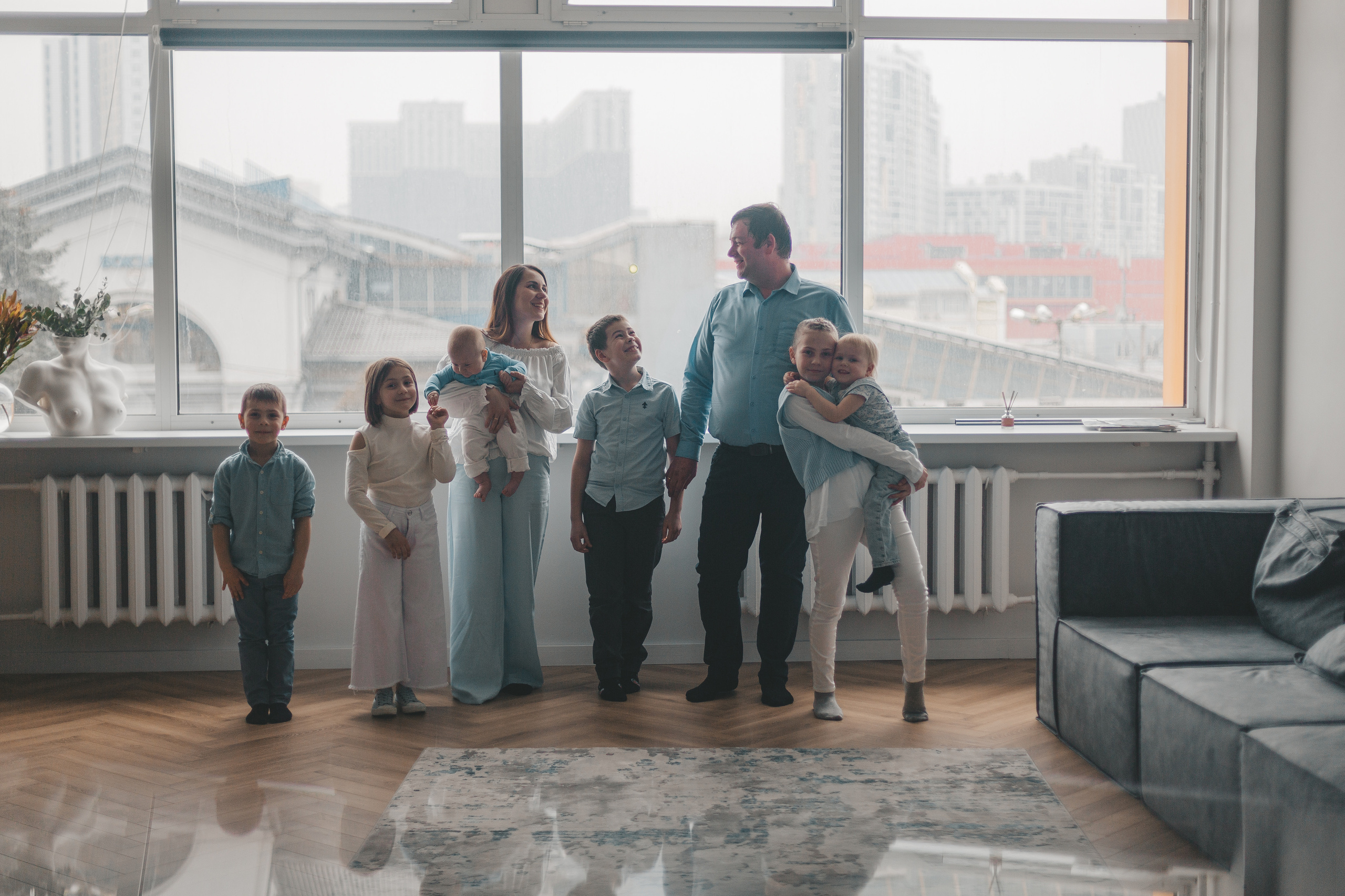 Большая семья в фотостудии. Фотограф Андреева Юлия. Москва