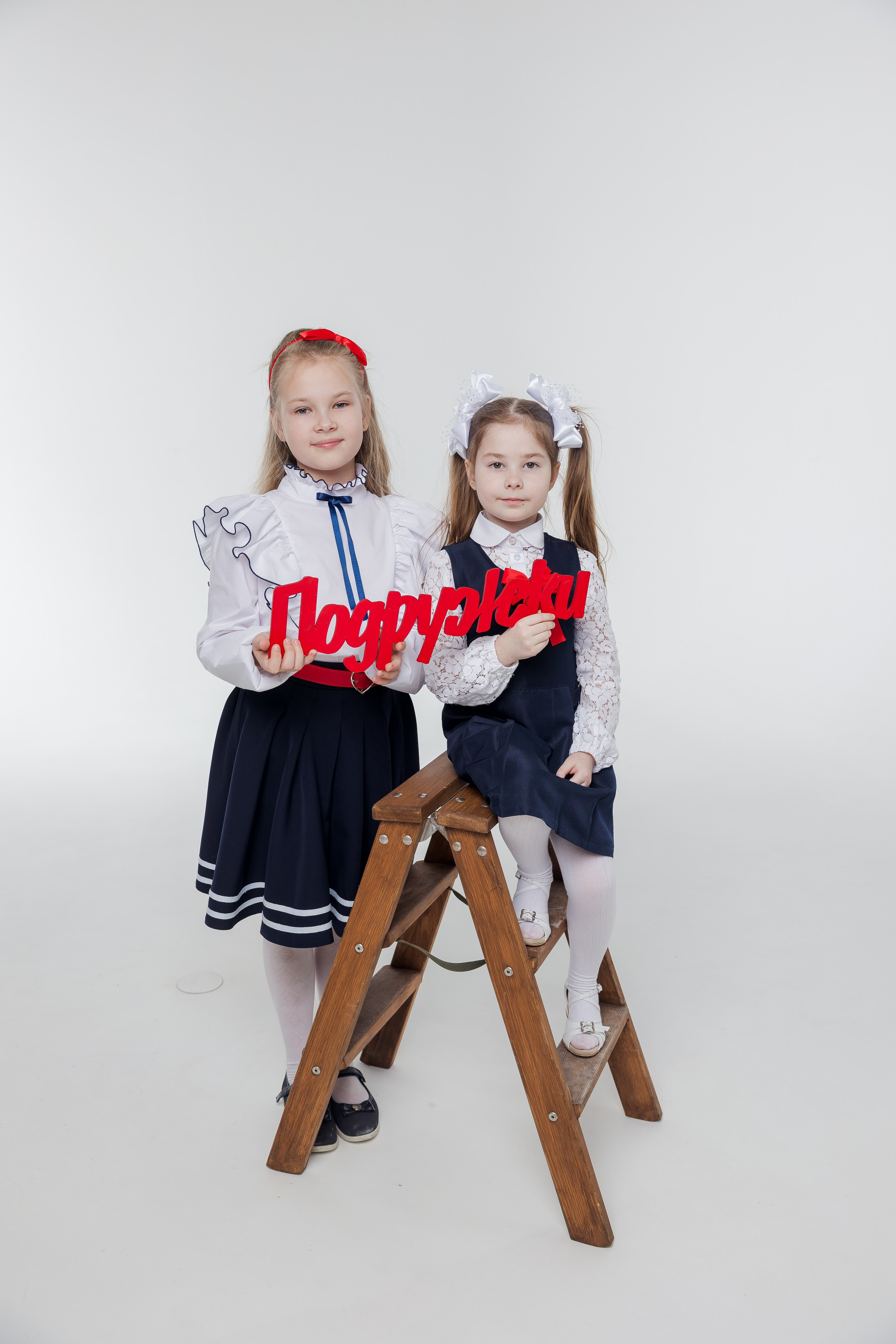 Девочки стоят вместе с надписью подружки