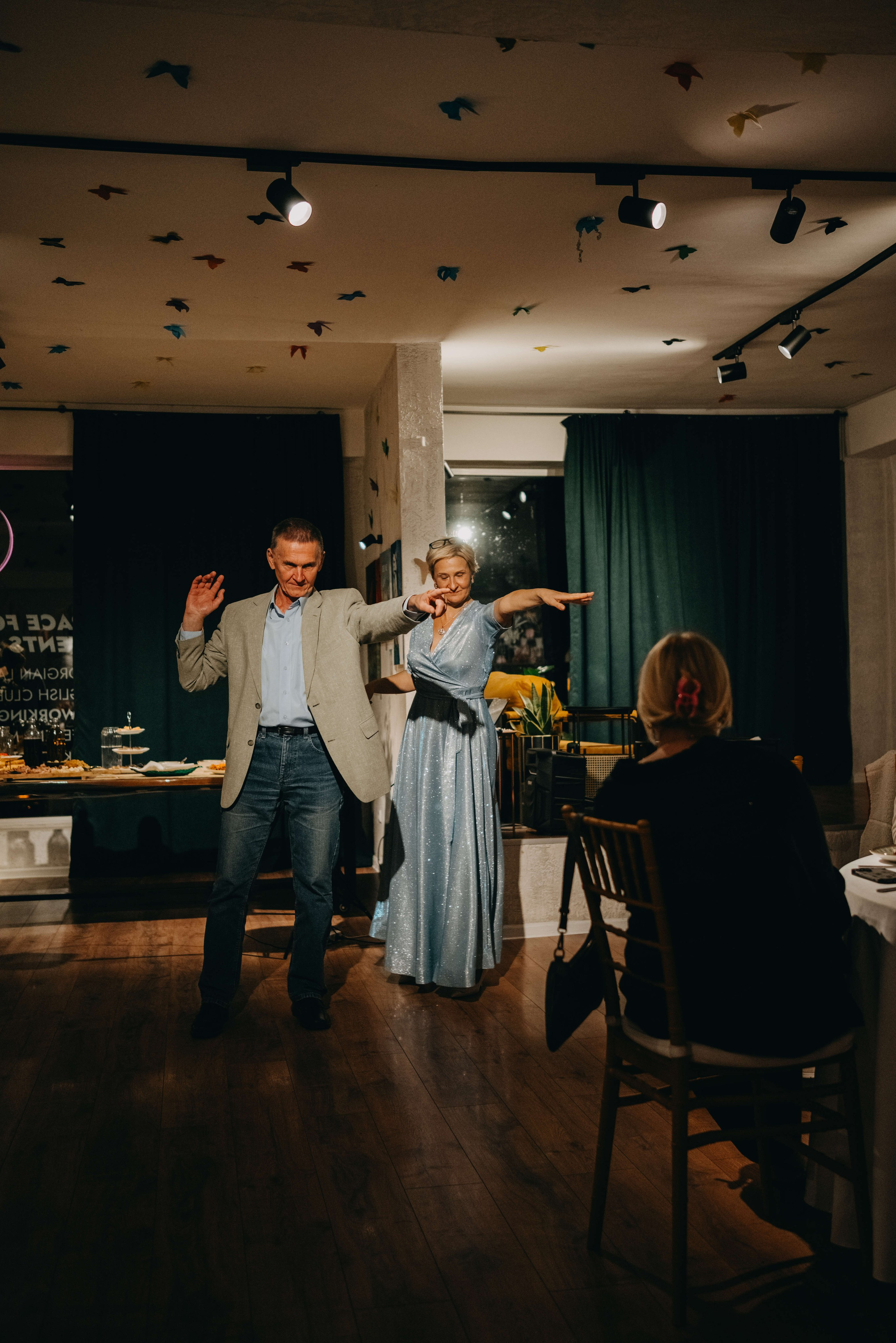 Годовщина свадьбы в кафе. Портретный и свадебный фотограф в Тбилиси • xeniqo