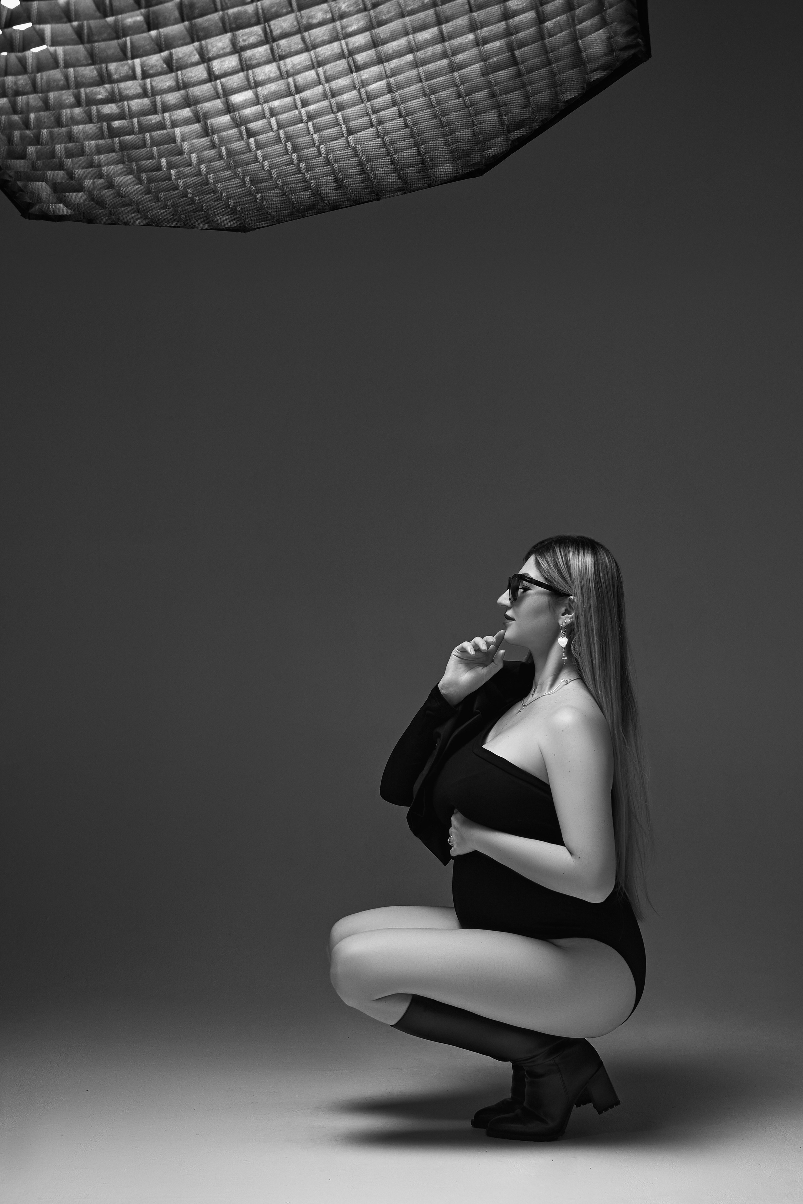 Красивая Беременная женщина в студии на циклораме. Компания и фотошкола по созданию контента в Москве