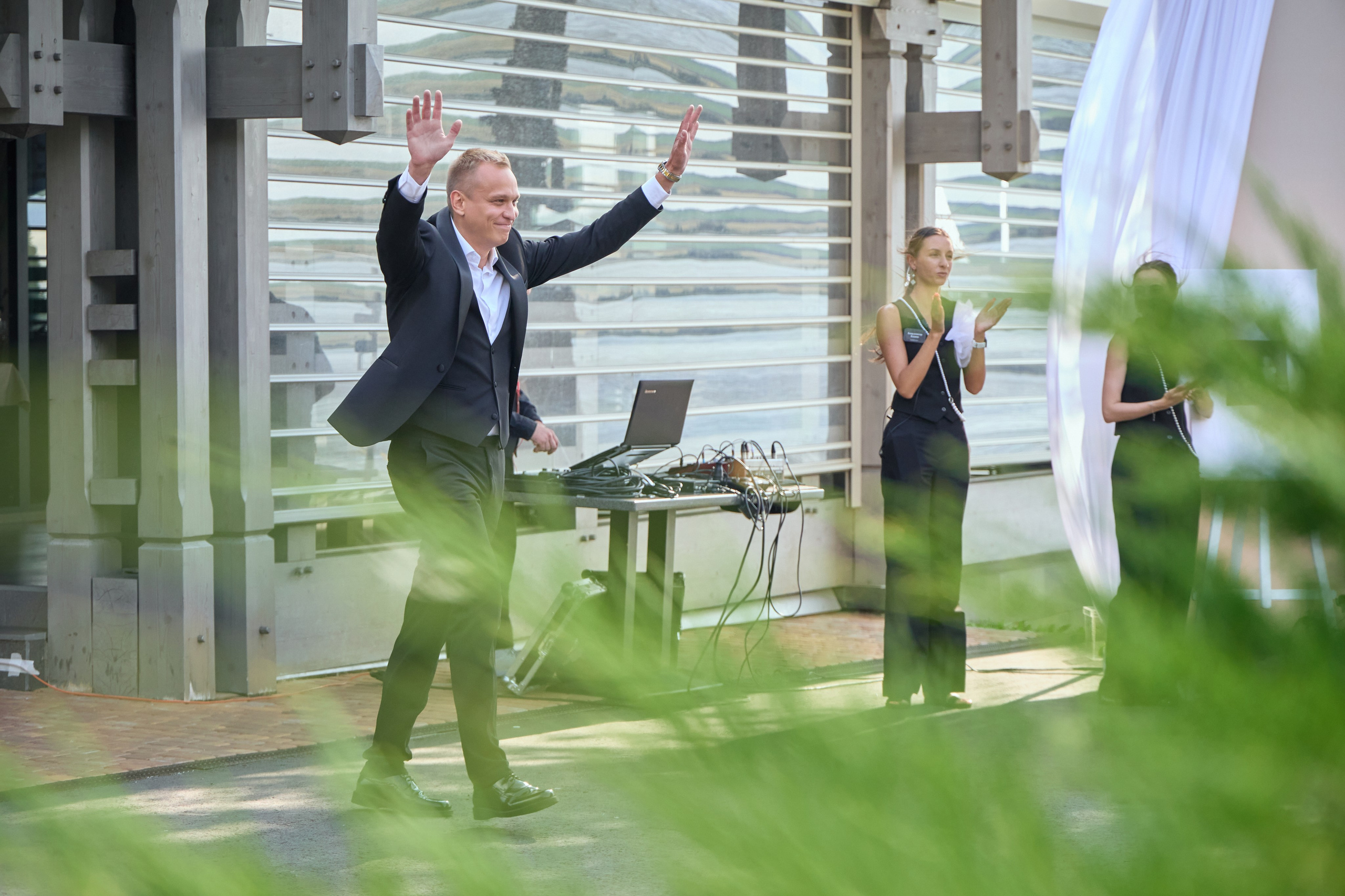 Выход жениха на выездной регистрации