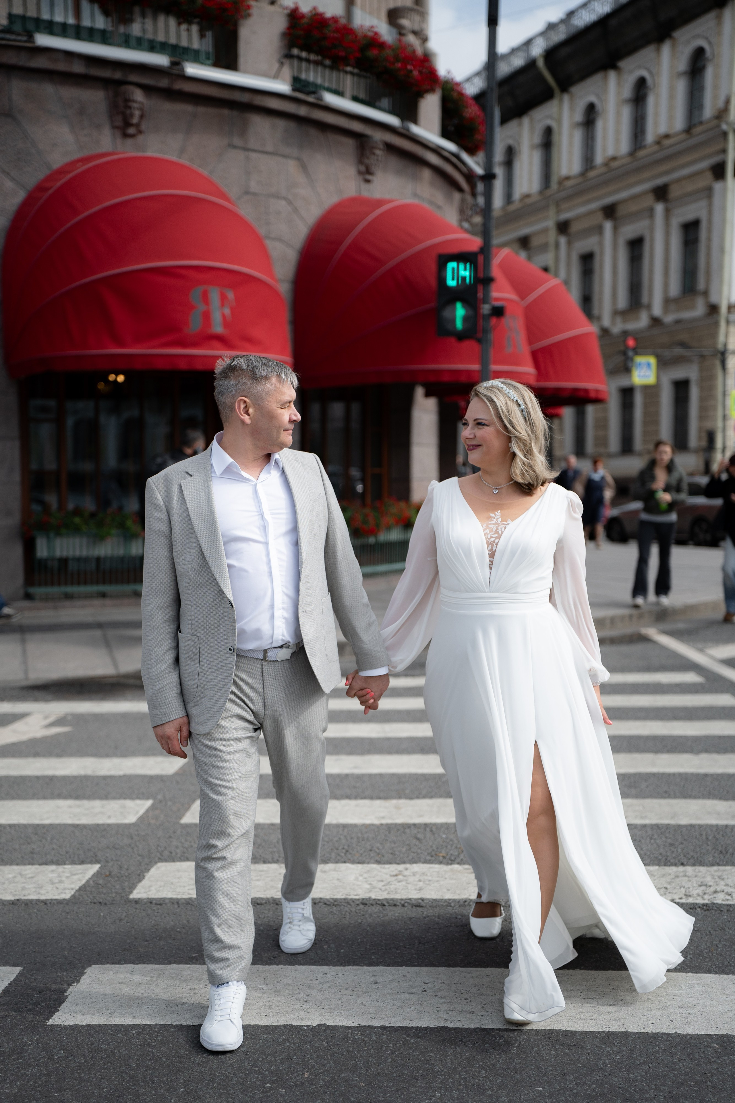 Красивые места для свадебной фотосессии летом в Санкт-Петербурге. Свадебный фотограф Александр Невский в Санкт-Петербурге