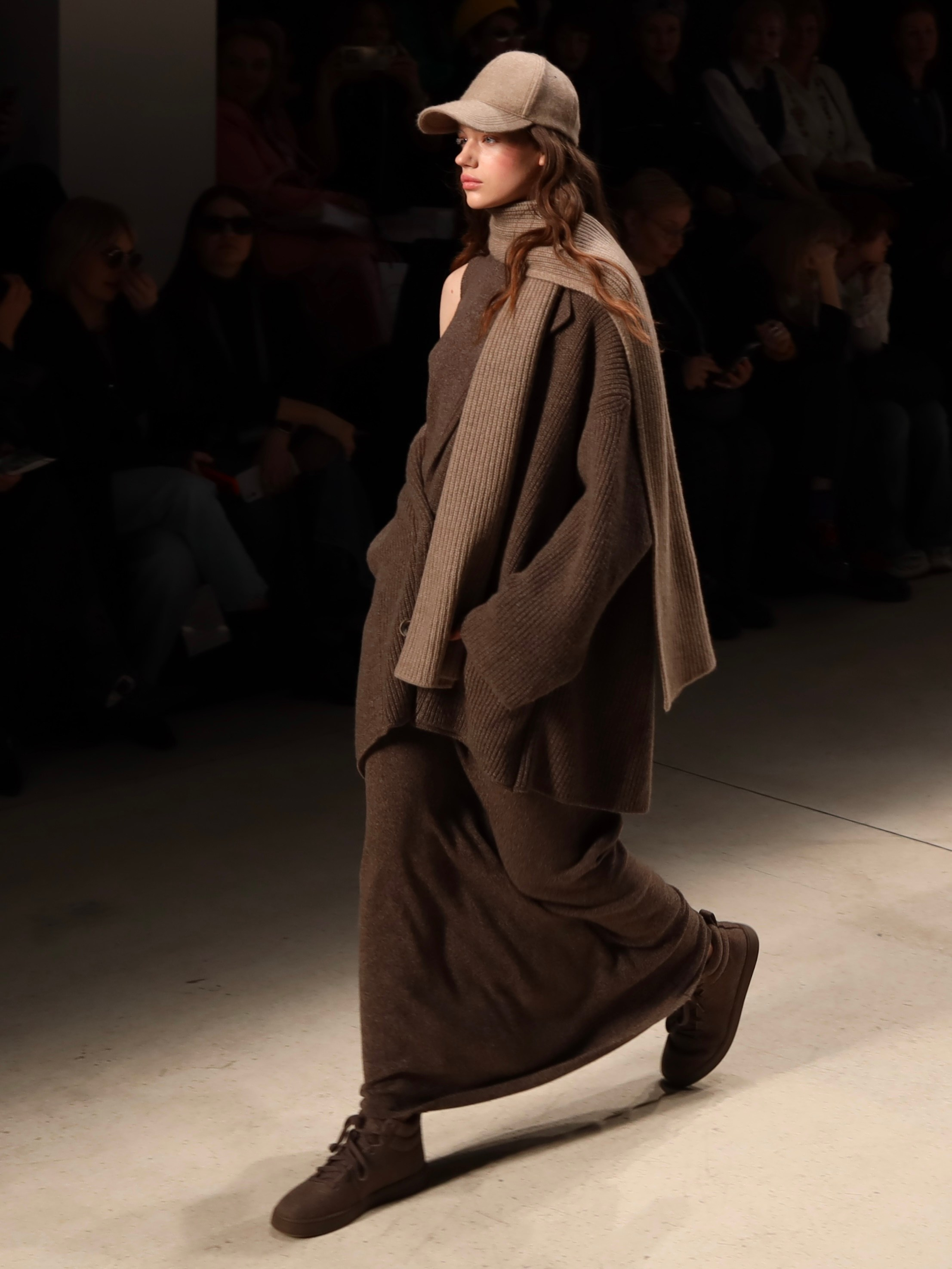 Показ Alpe Cashmere (Москва) — Московская неделя моды 13 марта 2025. Фотосессии и репортаж — Фотограф в Москве — Рина Серёгина