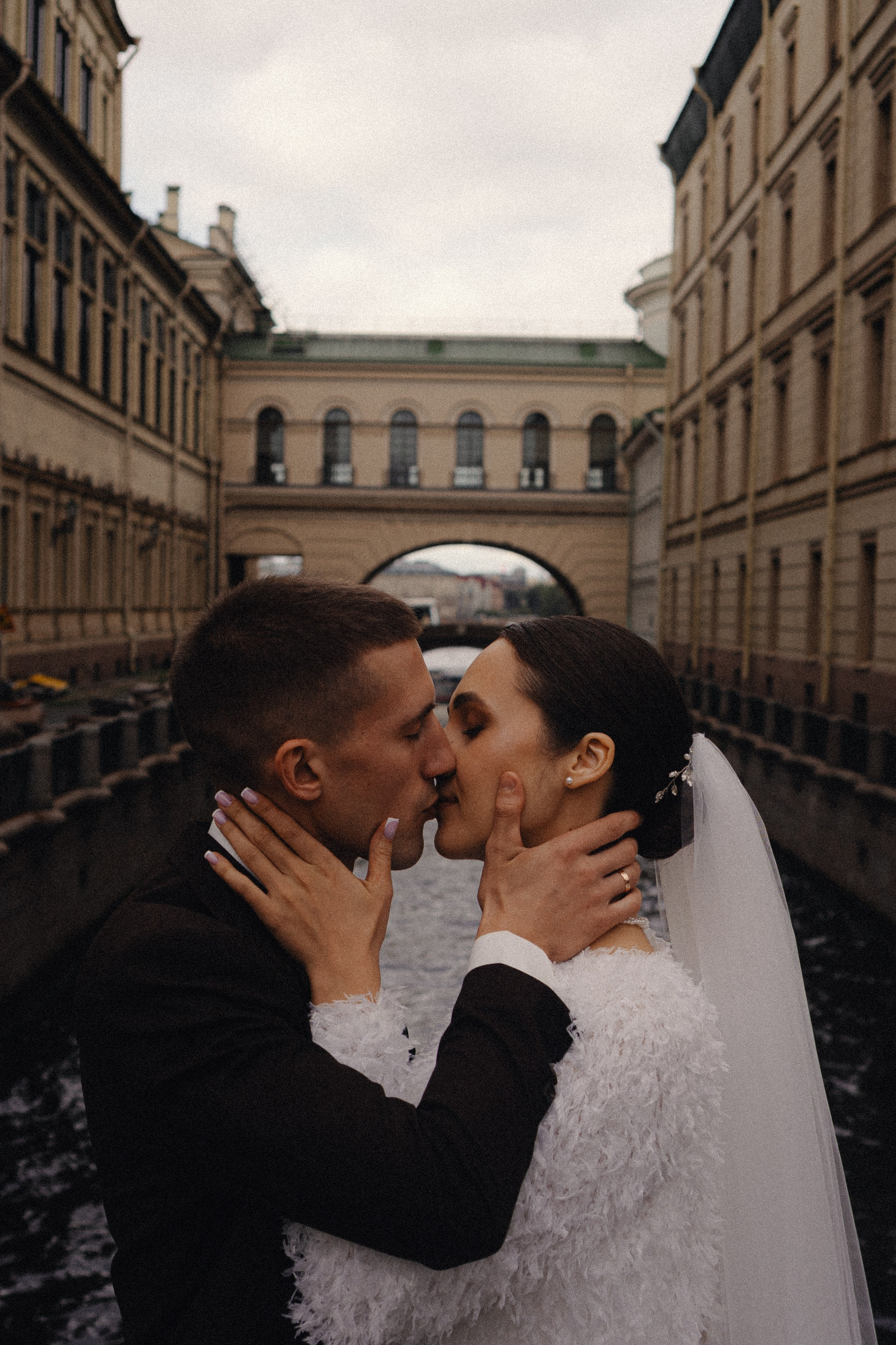 СВАДЕБНАЯ ПРОГУЛКА В САНТК-ПЕТЕРБУРГЕ (ИСАКИЕВСКИЙ СОБОР, ЗИМНЯЯ КАНАВКА, ЭРМИТАЖ И БОЛЬШАЯ МОРСКАЯ УЛИЦА). Профессиональный фотограф, Санкт-Петербург — Виктория Богомолова