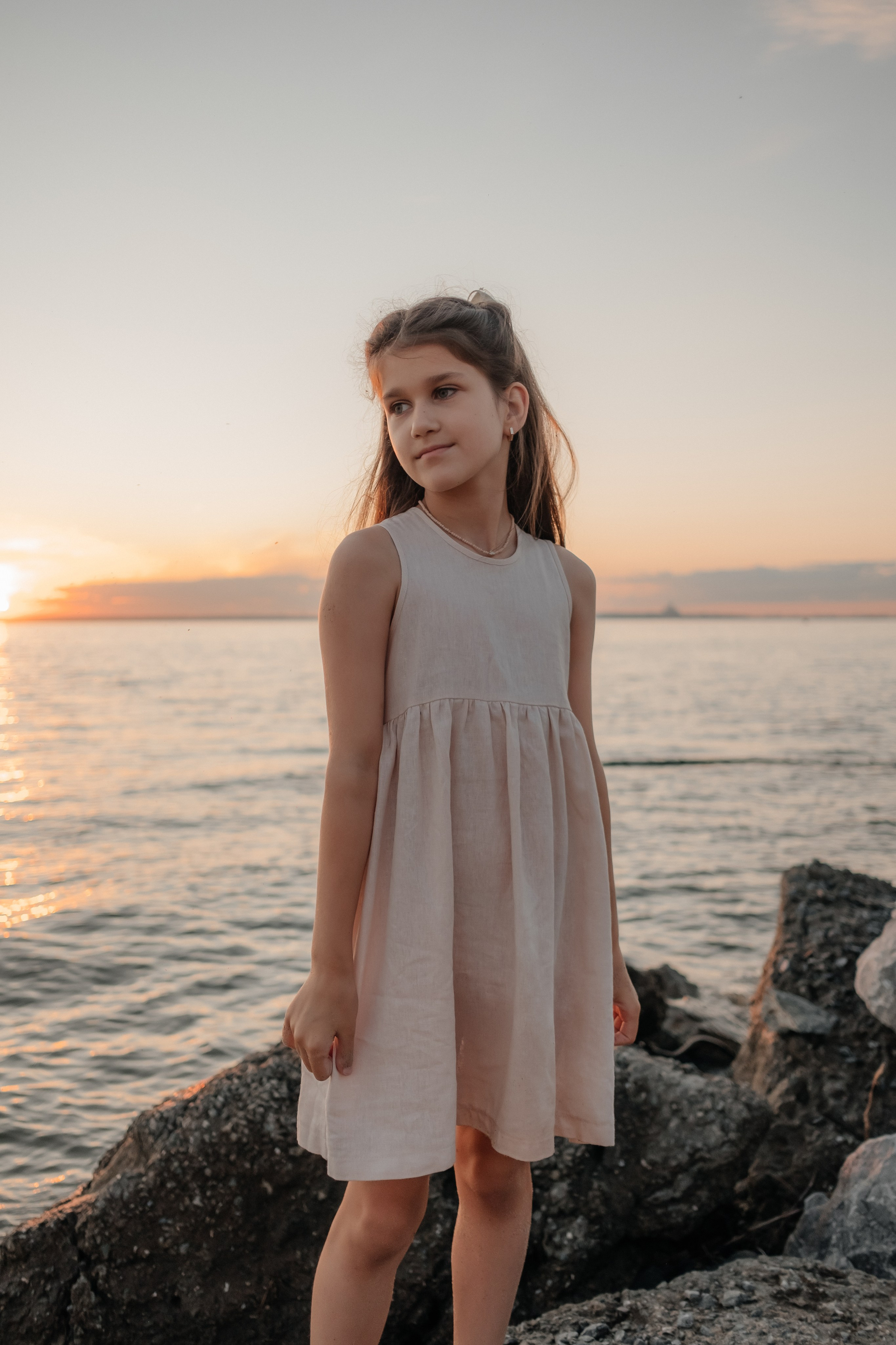 Катя с дочками на берегу. Фотограф в Новосибирске Диана Ильиных