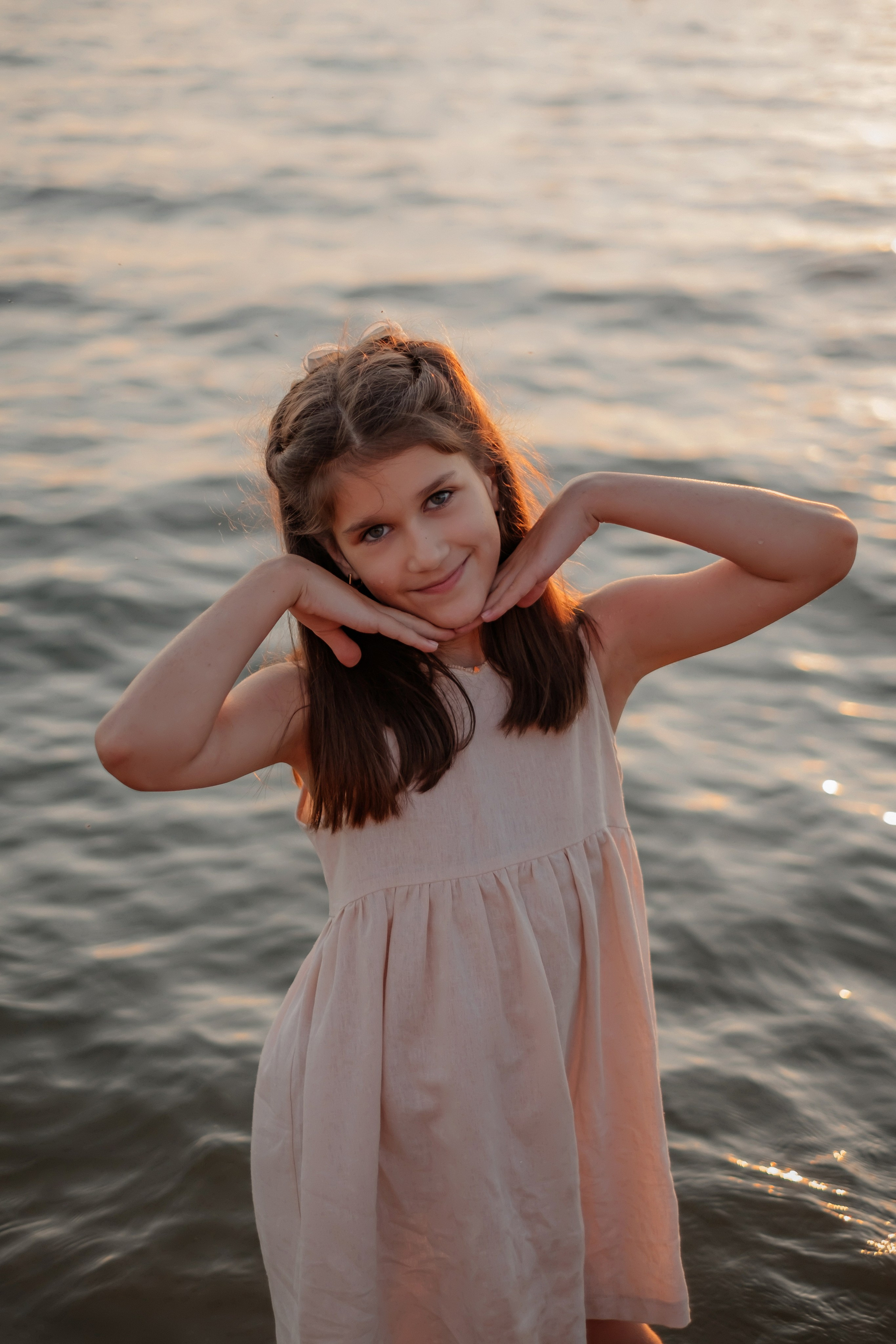 Катя с дочками на берегу. Фотограф в Новосибирске Диана Ильиных