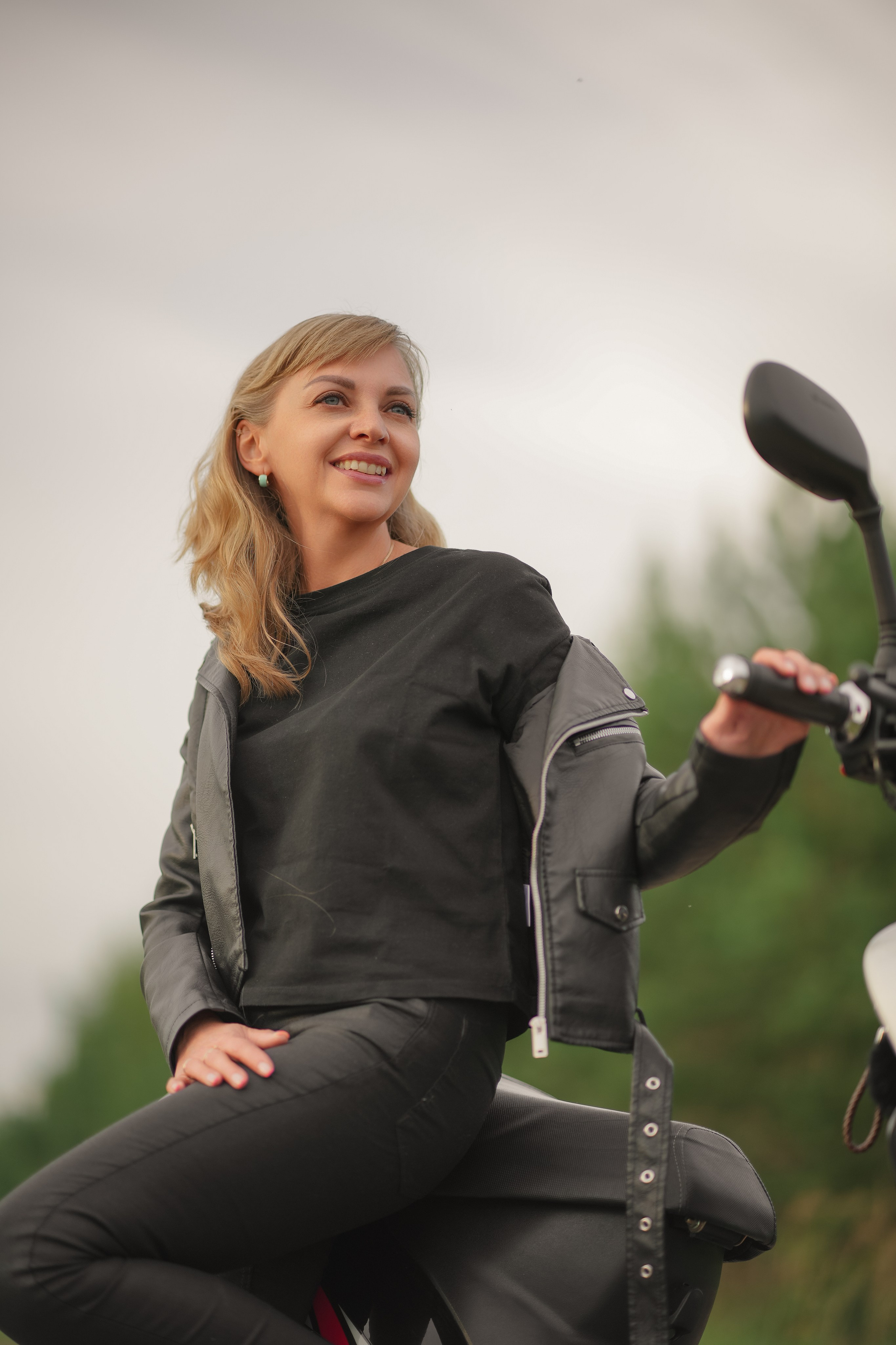 Девушка с мопедом Блондинка с мопедом Летник съемки