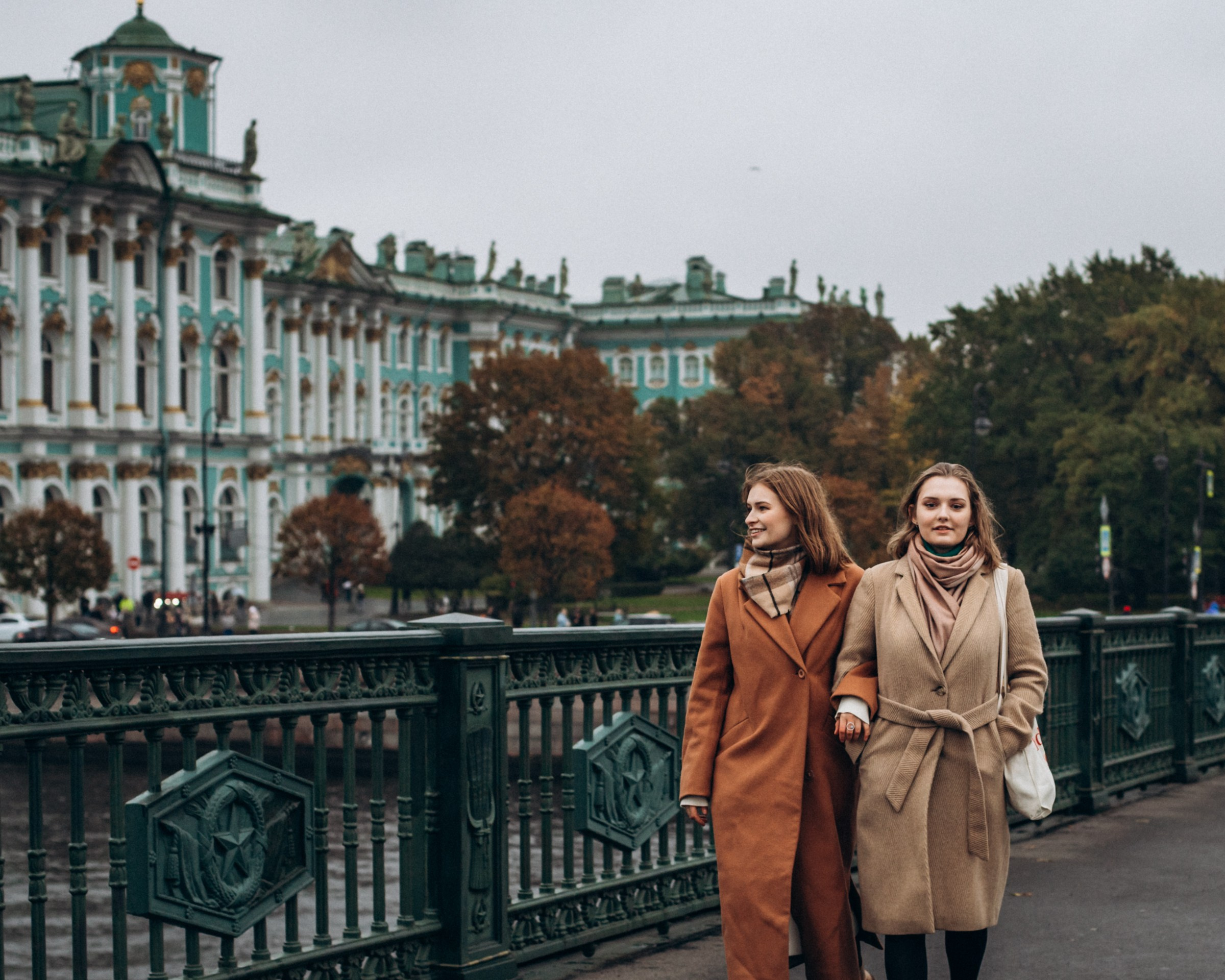 Сестры Саша и Полина в октябре. Фотопрогулка в Петербурге. Индивидуальный и семейный фотограф в Санкт-Петербурге