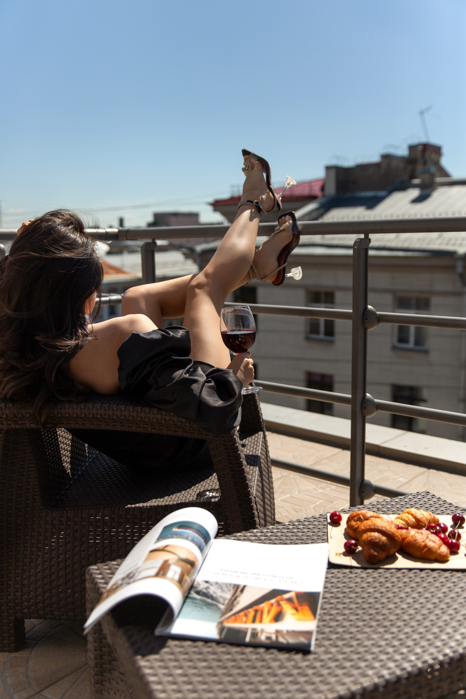 Фотосъемка девушки в отеле с сиренью. Свадебный и портретный фотограф в Санкт-Петербурге Надежда Чечулина