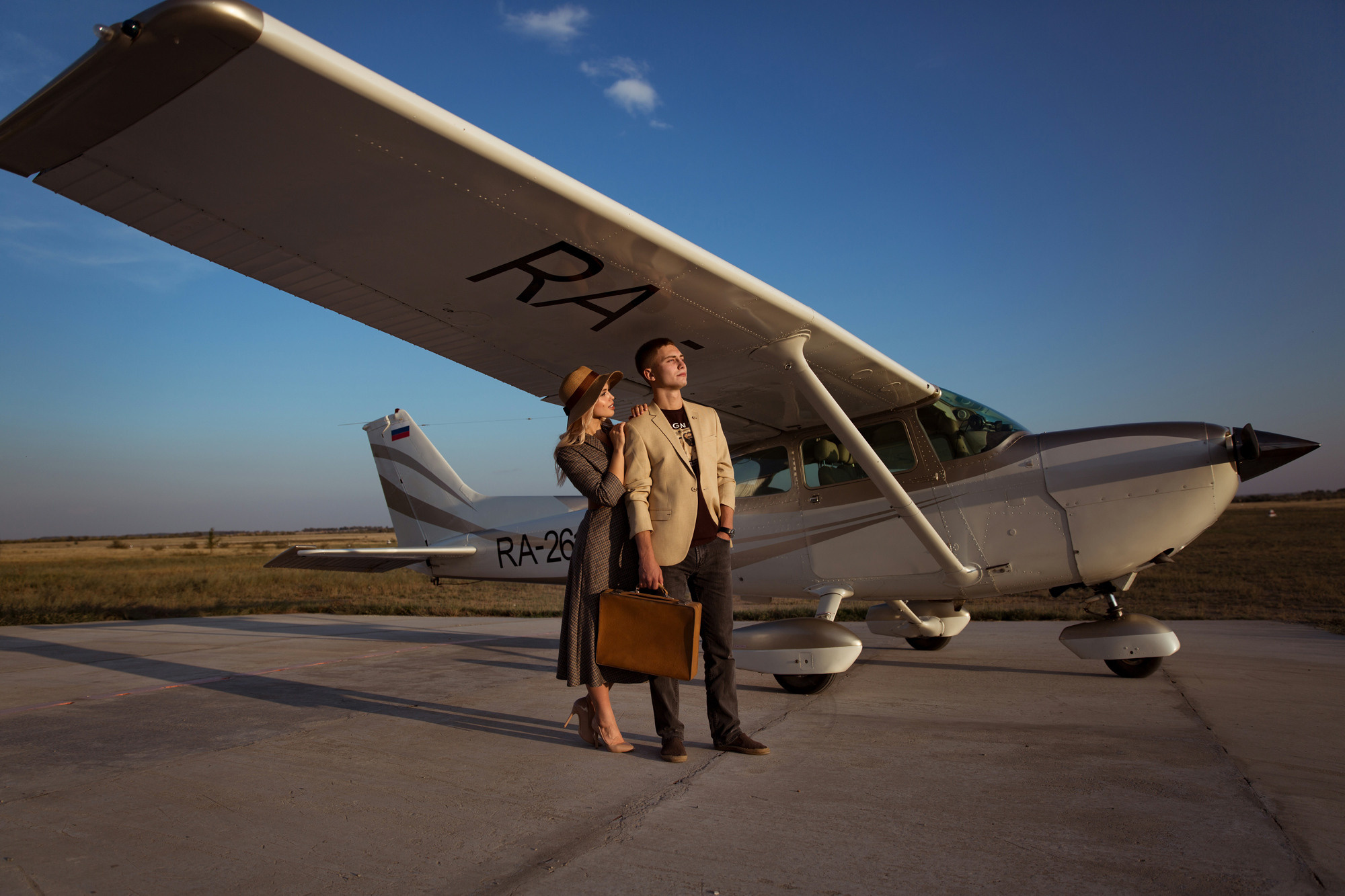 Фотосессия пары возле самолета. Свадебный и портретный фотограф в Санкт-Петербурге Надежда Чечулина