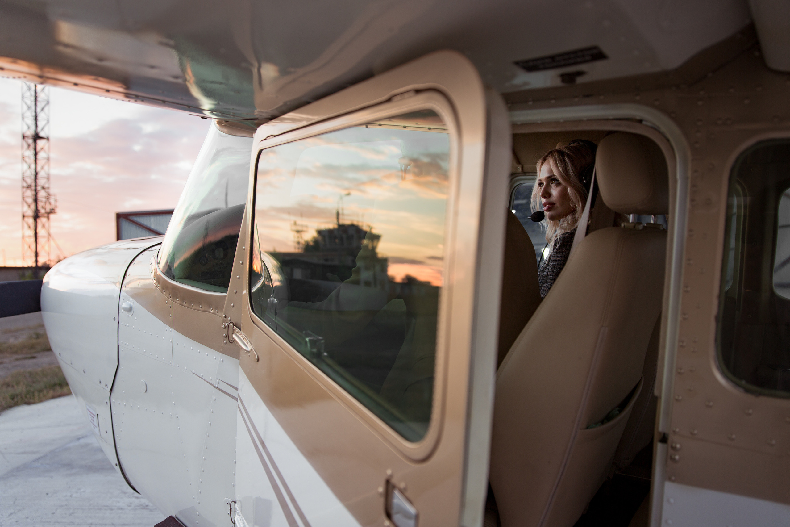 Фотосессия пары возле самолета. Свадебный и портретный фотограф в Санкт-Петербурге Надежда Чечулина