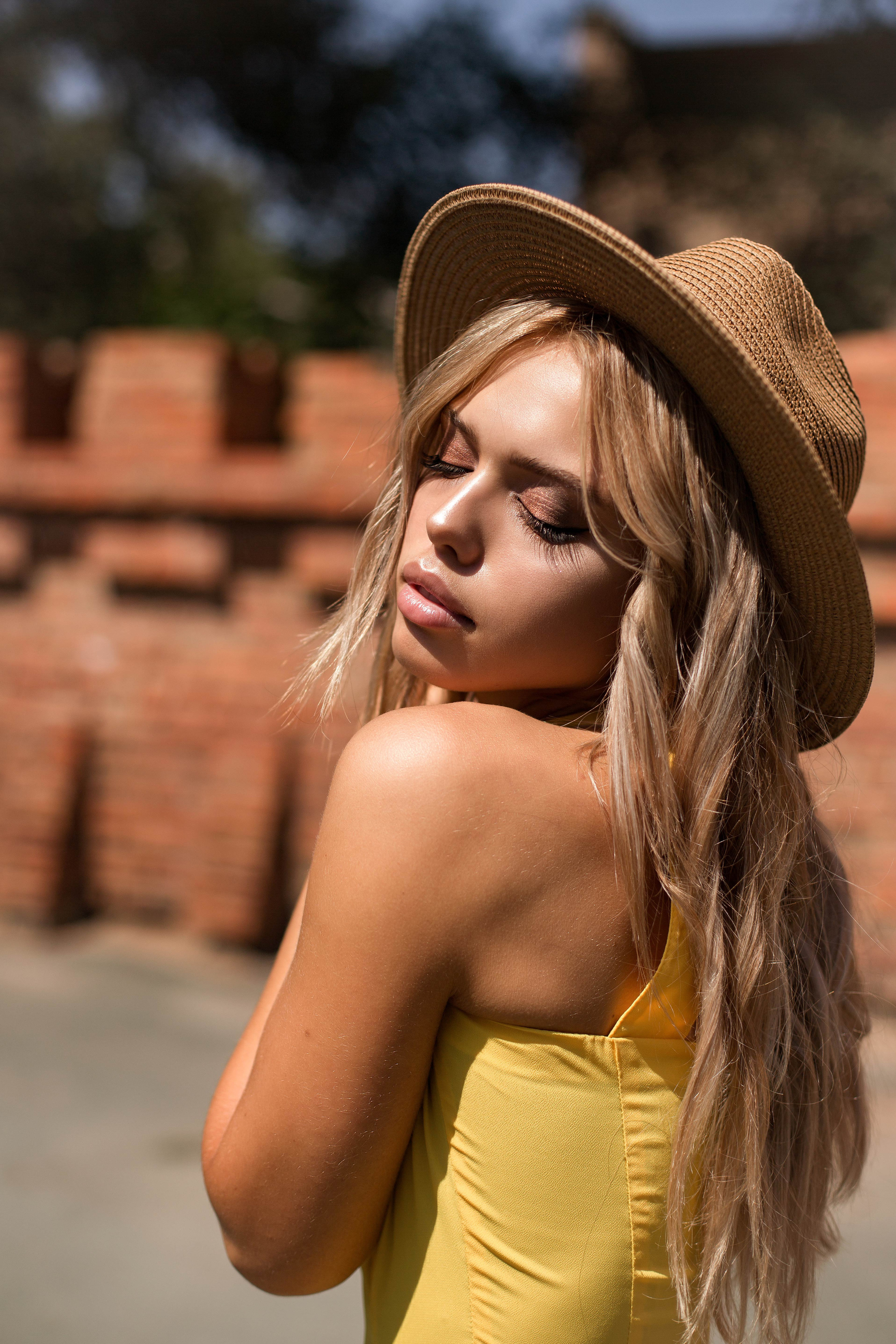 Портретная фотосессия девушки возле замка. Свадебный и портретный фотограф в Санкт-Петербурге Надежда Чечулина