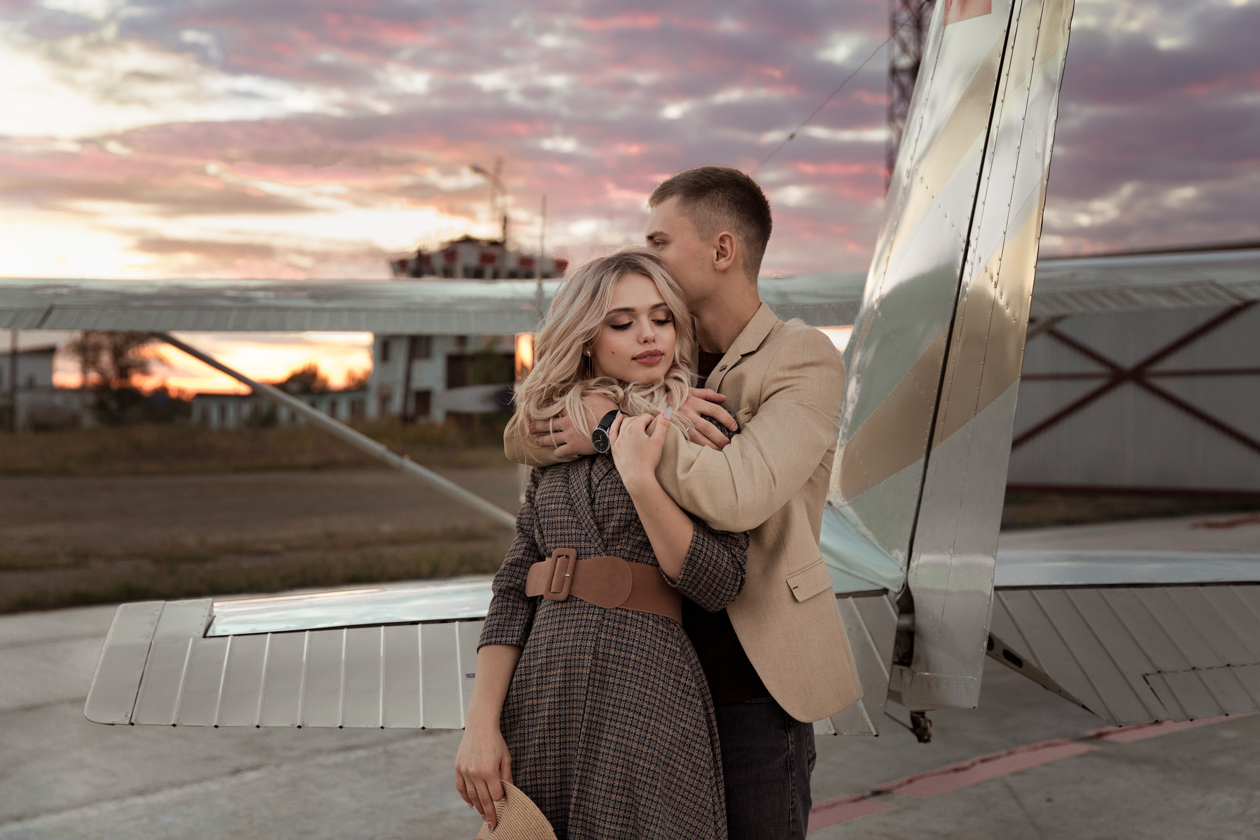 Фотосессия пары возле самолета. Свадебный и портретный фотограф в Санкт-Петербурге Надежда Чечулина