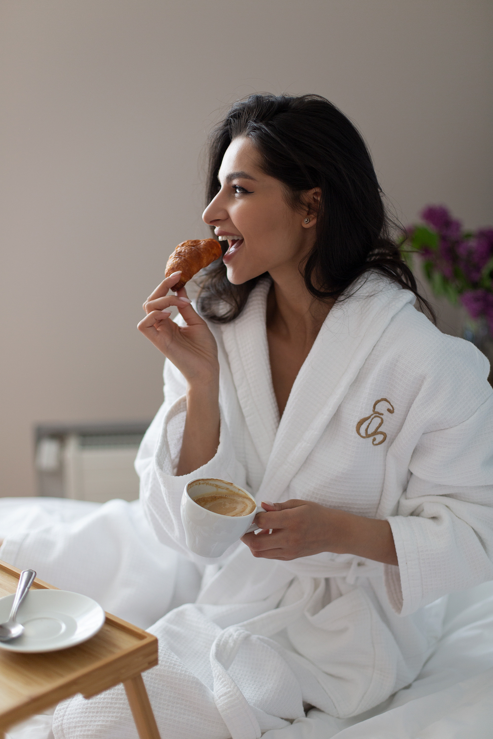 Фотосъемка девушки в отеле с сиренью. Свадебный и портретный фотограф в Санкт-Петербурге Надежда Чечулина