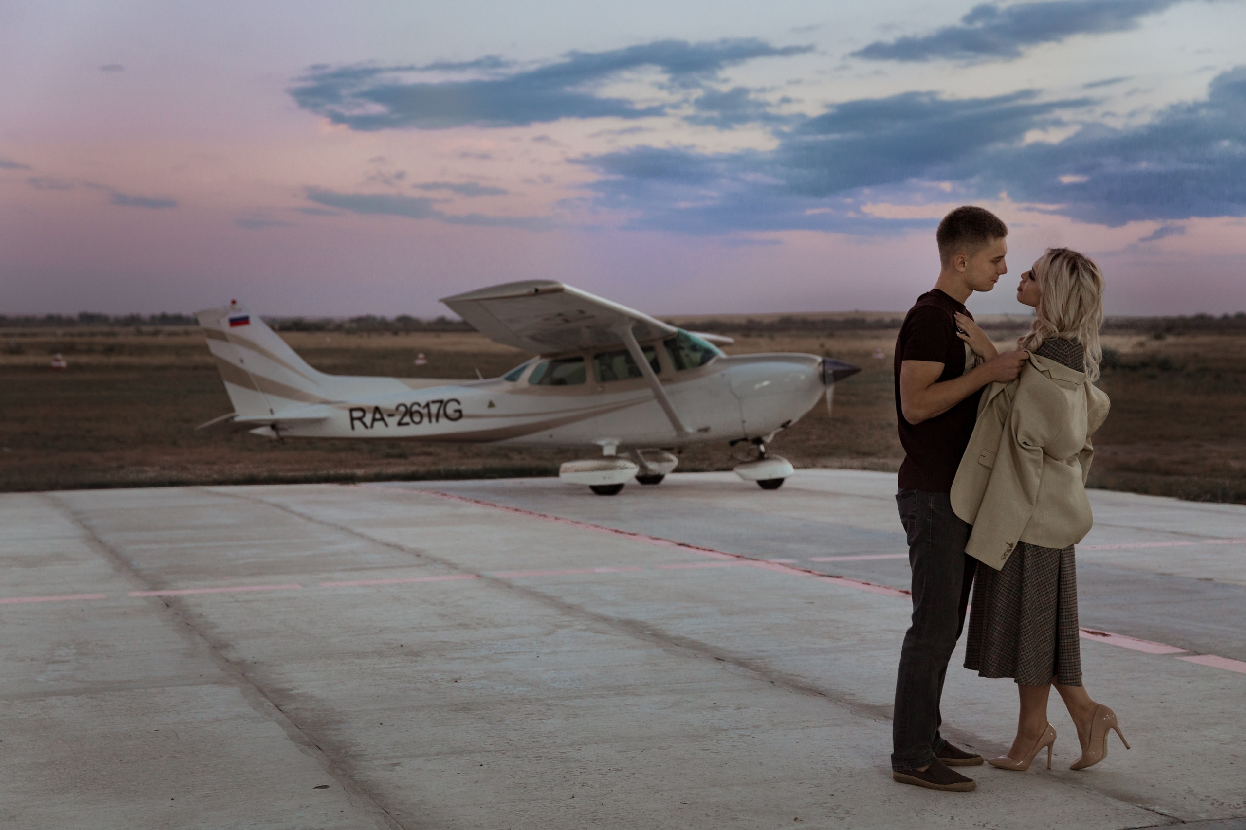 Фотосессия пары возле самолета. Свадебный и портретный фотограф в Санкт-Петербурге Надежда Чечулина