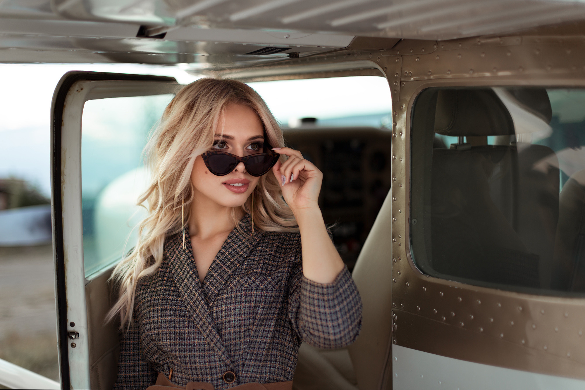 Фотосессия пары возле самолета. Свадебный и портретный фотограф в Санкт-Петербурге Надежда Чечулина