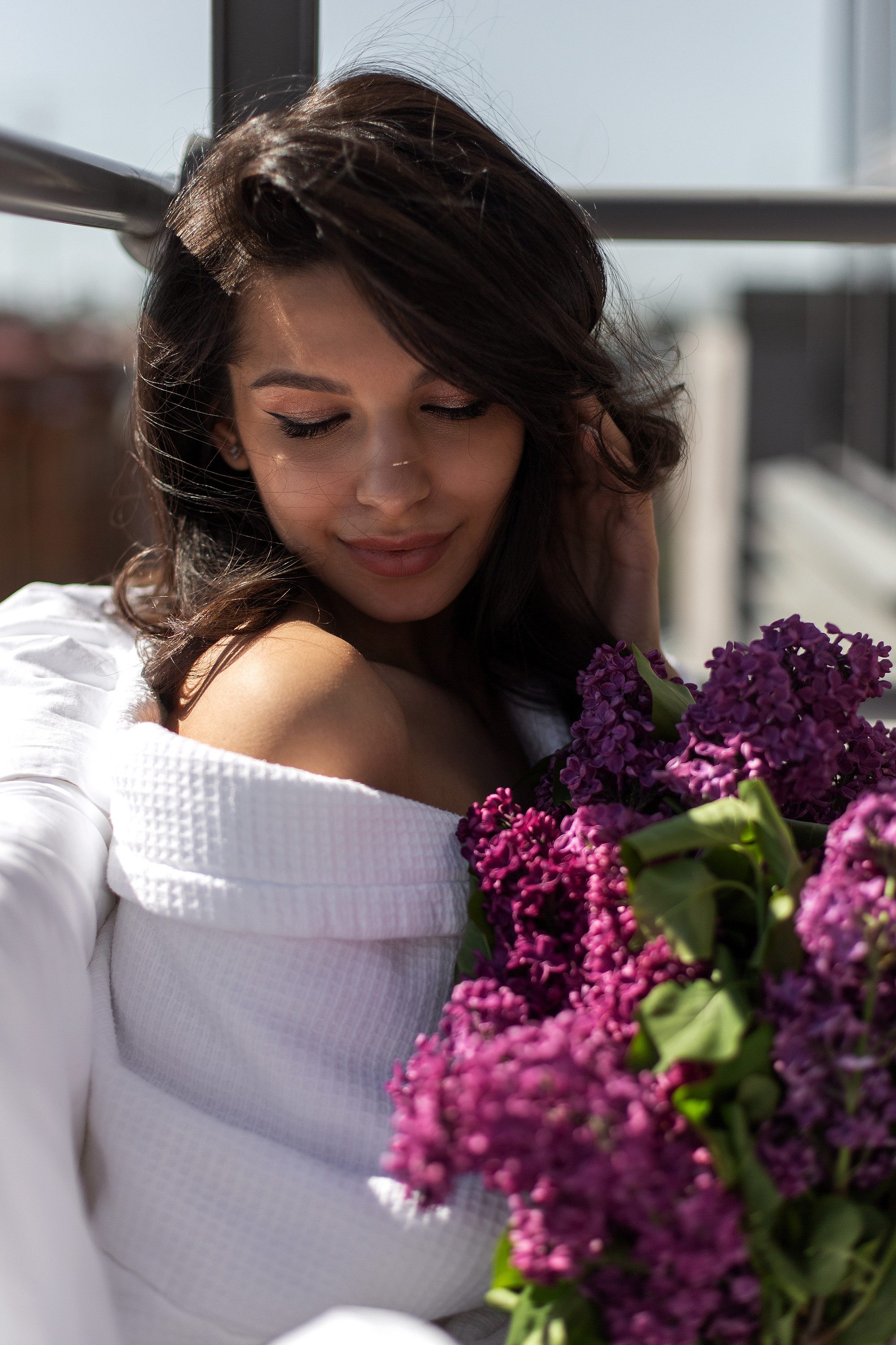 Фотосъемка девушки в отеле с сиренью. Свадебный и портретный фотограф в Санкт-Петербурге Надежда Чечулина