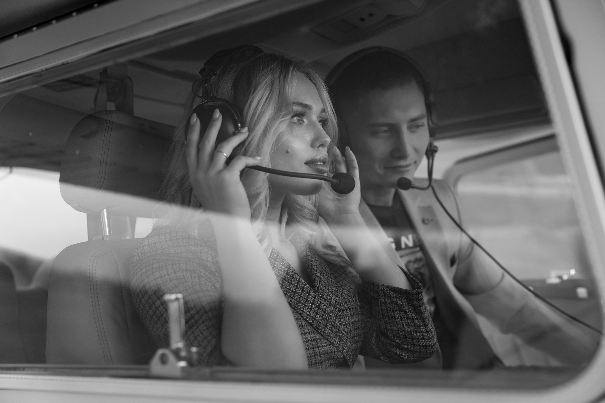 Фотосессия пары возле самолета. Свадебный и портретный фотограф в Санкт-Петербурге Надежда Чечулина