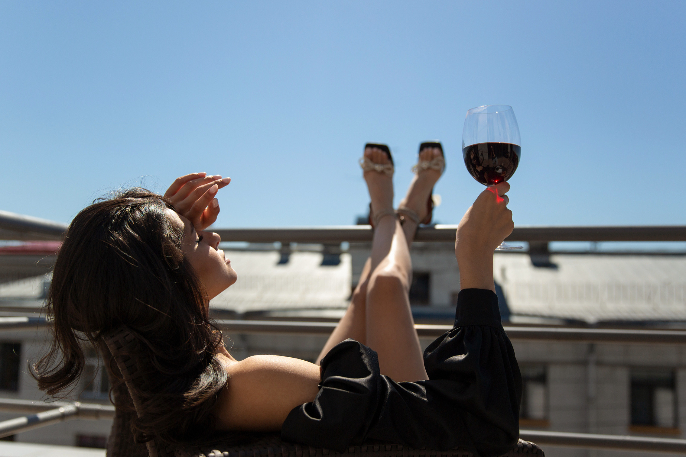 Фотосъемка девушки в отеле с сиренью. Свадебный и портретный фотограф в Санкт-Петербурге Надежда Чечулина