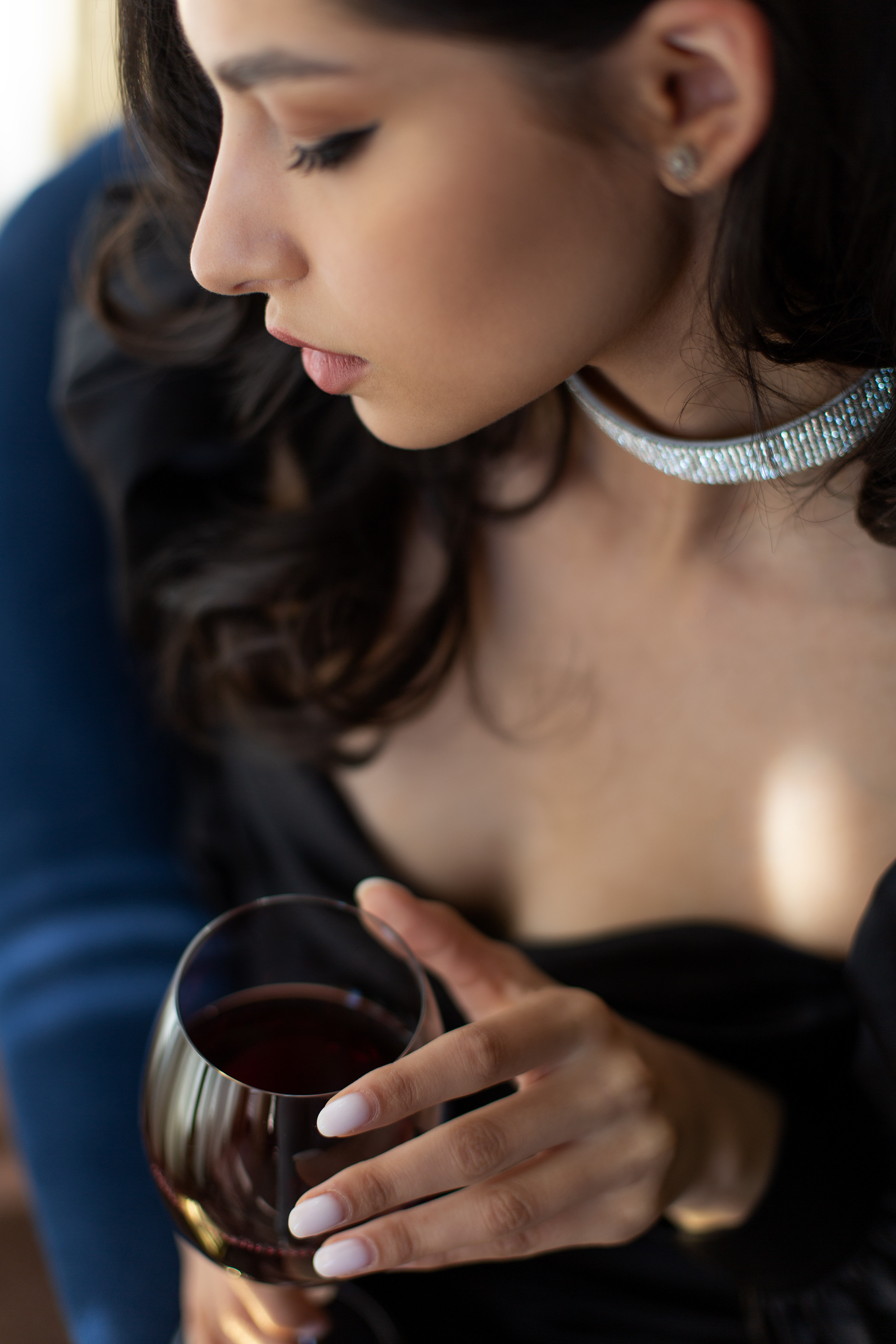 Фотосъемка девушки в отеле с сиренью. Свадебный и портретный фотограф в Санкт-Петербурге Надежда Чечулина